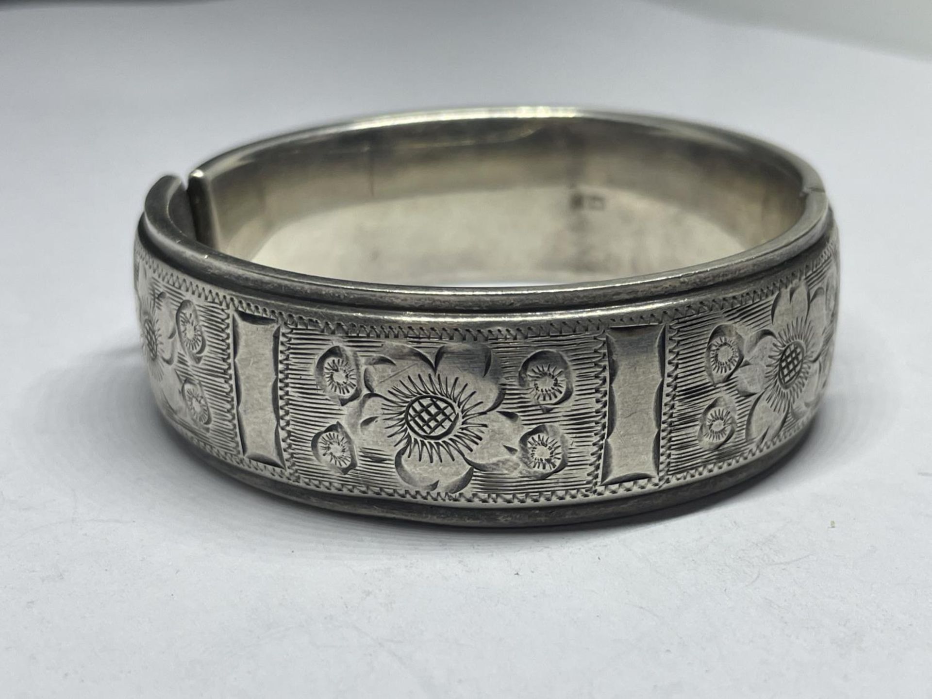 A HALLMARKED BIRMINGHAM SILVER BANGLE WEIGHT 30.4 GRAMS