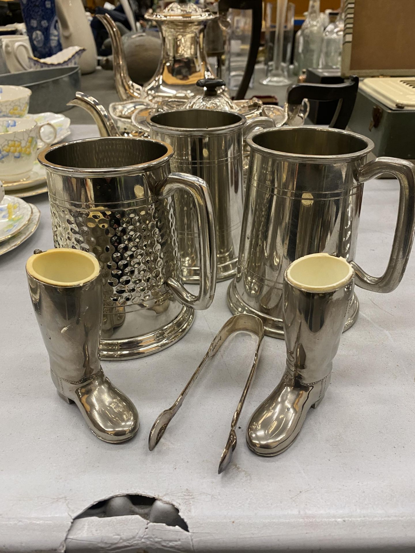 A QUANTITY OF SILVER PLATED ITEMS TO INCLUDE A COFFEE POT, SUGAR BOWL AND CREAM JUG ON A TRAY, A - Image 2 of 4