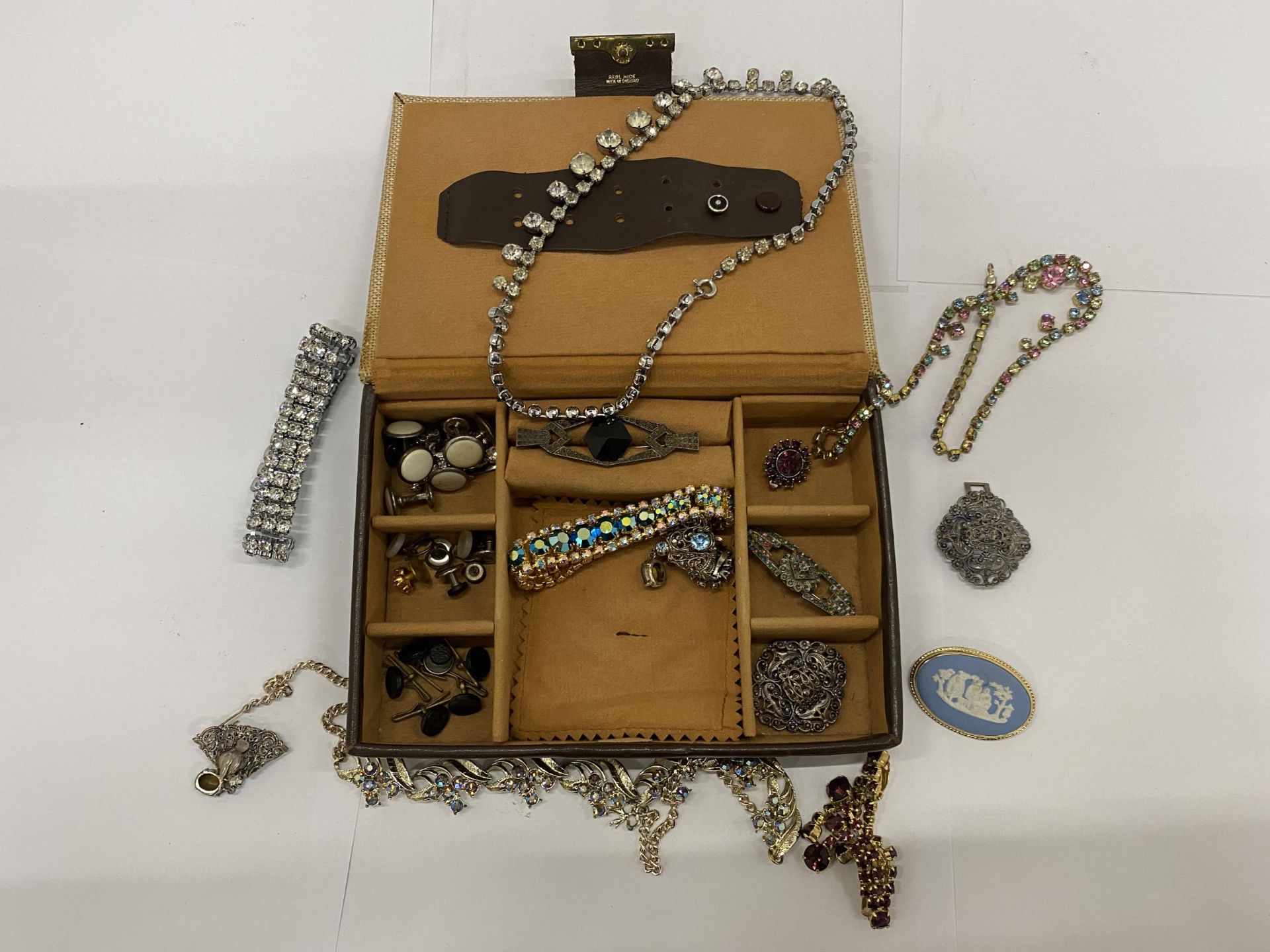 A QUANTITY OF COSTUME JEWELLERY TO INCLUDE BRACELETS, NECKLACES, BROOCHES, STUDS, ETC IN A BOX