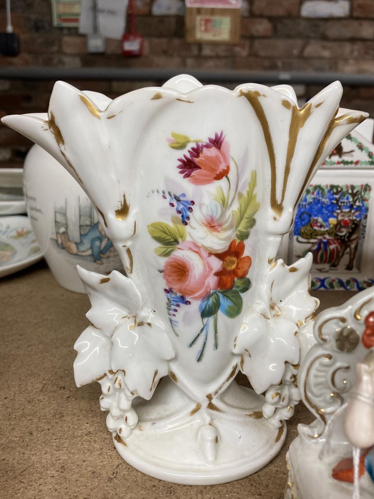 A QUANTITY OF VINTAGE CERAMICS TO INCLUDE A PAIR OF FLORAL AND GILT VASES, A CONTINENTAL FIGURE, - Image 4 of 4