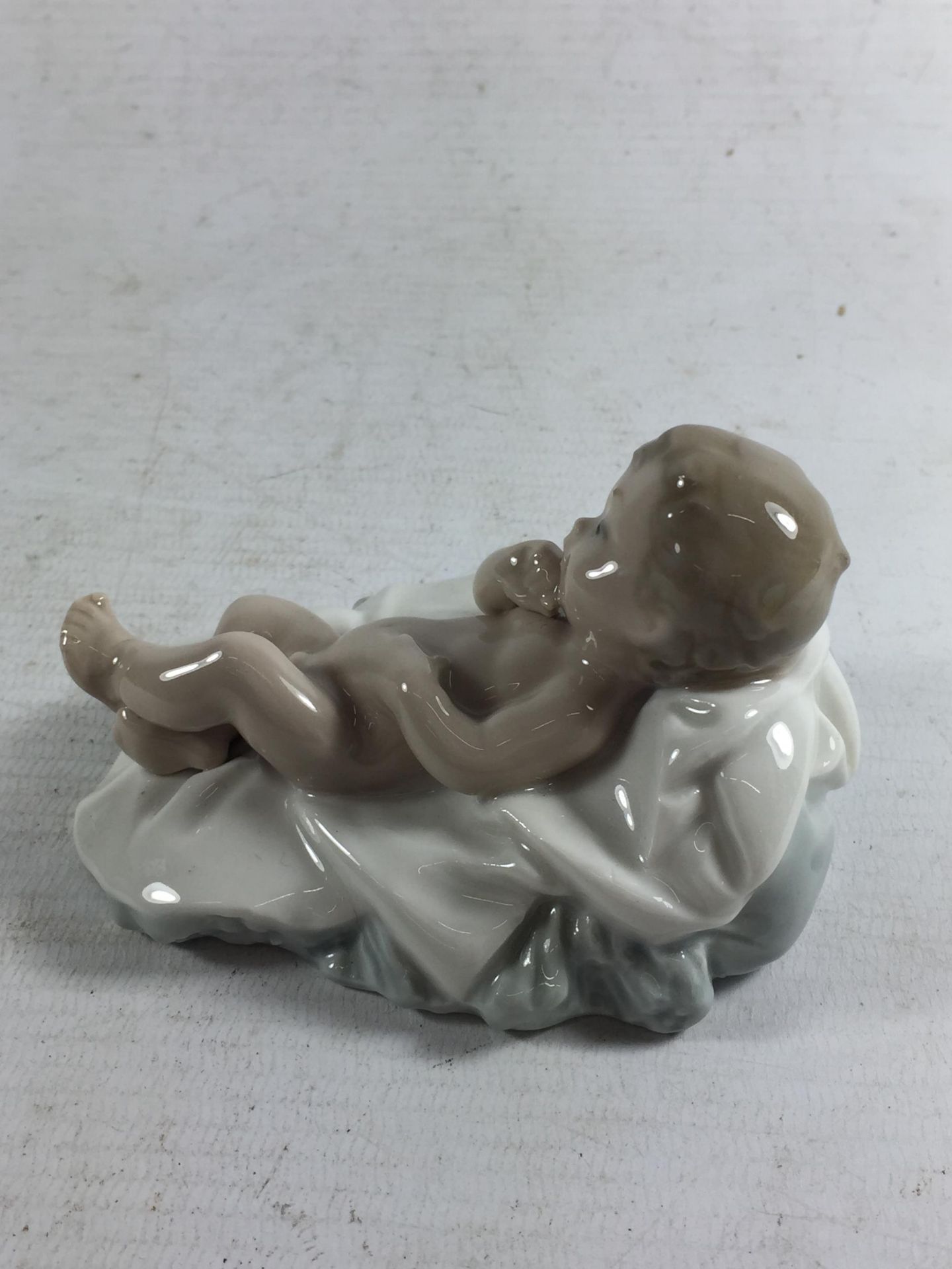 A NAO LLADRO FIGURE OF A BABY - Image 2 of 3