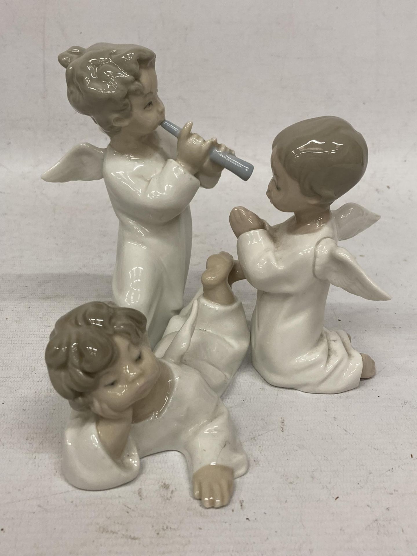 A GROUP OF THREE LLADRO CHERUBS FIGURES - Image 2 of 4