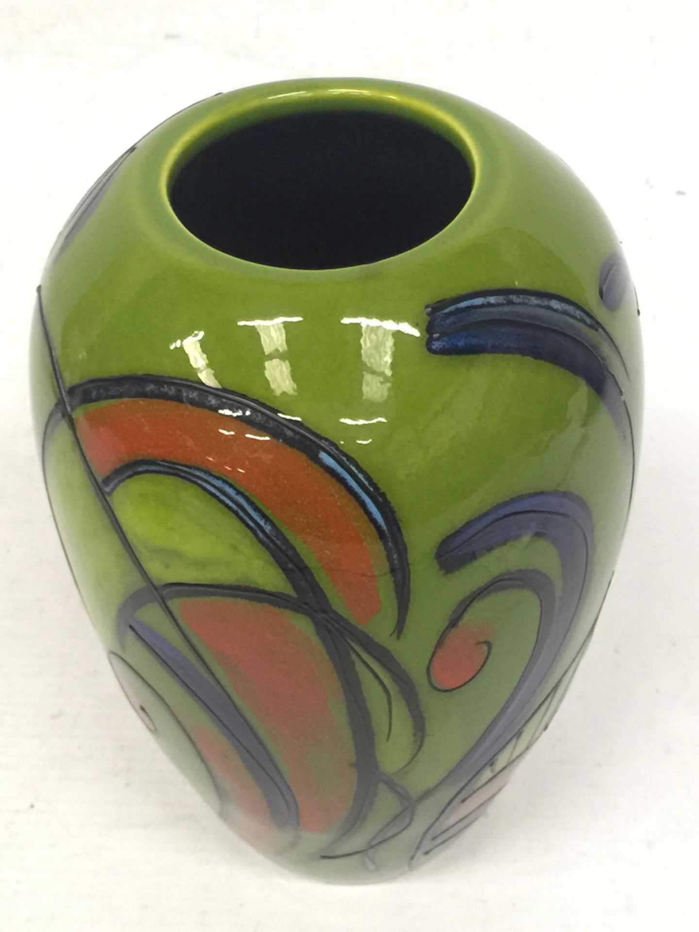 AN ANITA HARRIS LARGE GREEN VASE, SIGNED IN GOLD - Image 2 of 4