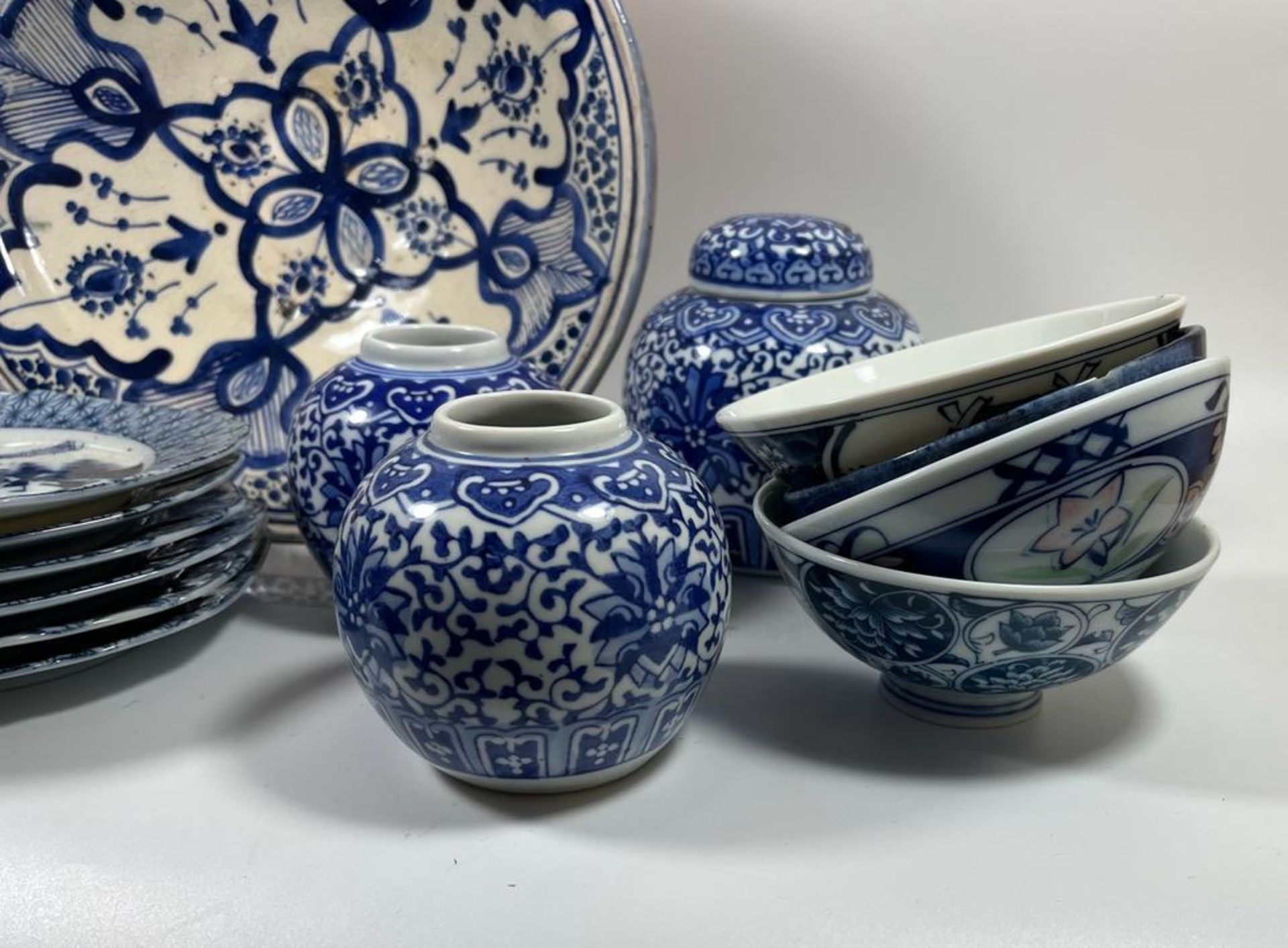 A COLLECTION OF ORIENTAL BLUE AND WHITE PORCELAIN ITEMS TO INCLUDE LARGE IZNIC STYLE PERSIAN DISH, - Image 4 of 5