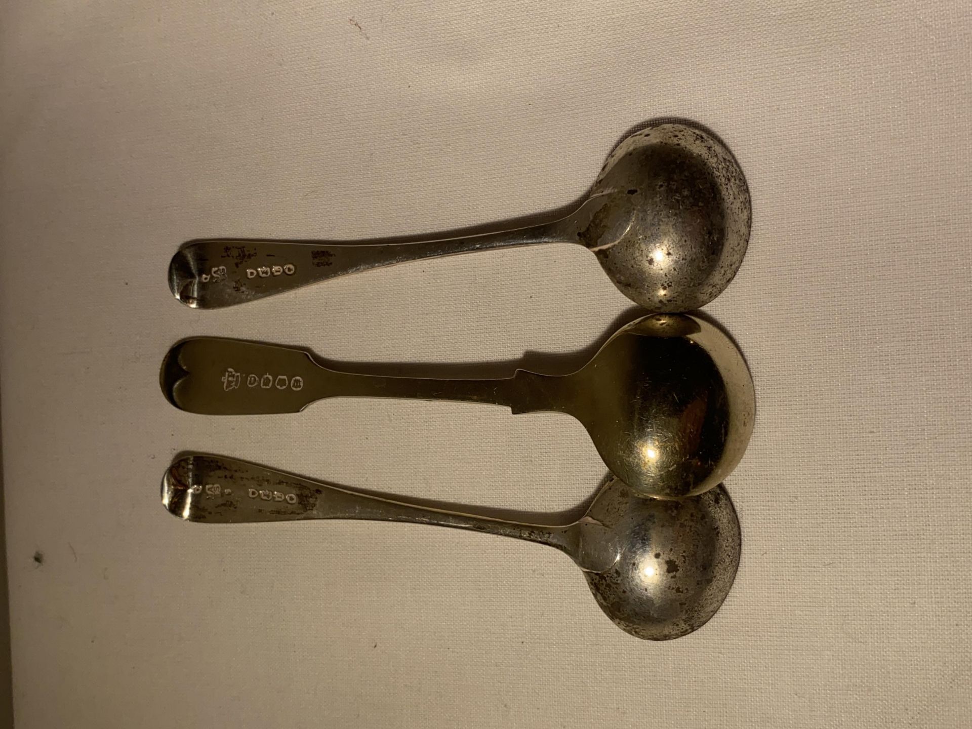 A PAIR OF VICTORIAN 1886 HALLMARKED LONDON TEASPOONS, MAKER JOHN ALWINCKLE & THOMAS SLATER, TOGETHER - Image 8 of 18