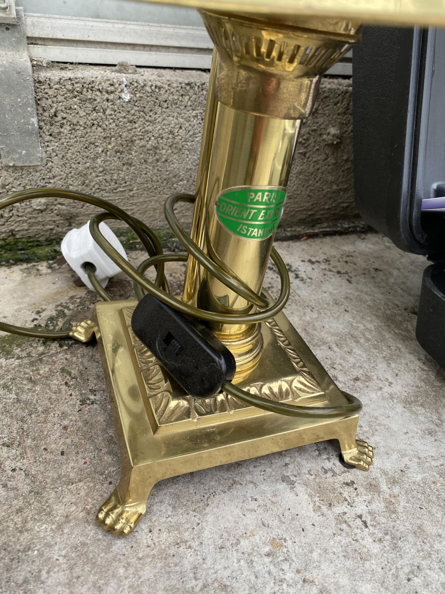 A BRASS ELECTRIC TABLE LAMP WITH LION PAW FEET - Bild 2 aus 2
