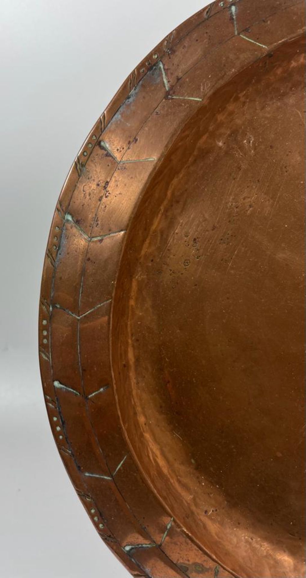 AN ARTS AND CRAFTS HUGH WALLIS COPPER CHARGER WITH ARROWHEAD BORDER, SIGNED, DIAMETER 29CM - Image 4 of 5