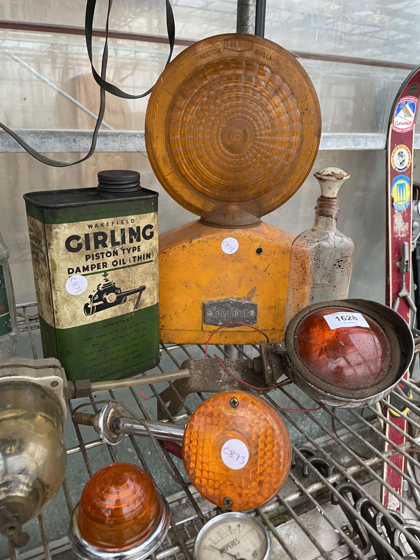 AN ASSORTMENT OF VINTAGE AUTOMOBILE ITEMS TO INCLUDE LIGHTS, AN OIL CAN AND A FUEL PUMP ETC - Bild 2 aus 4