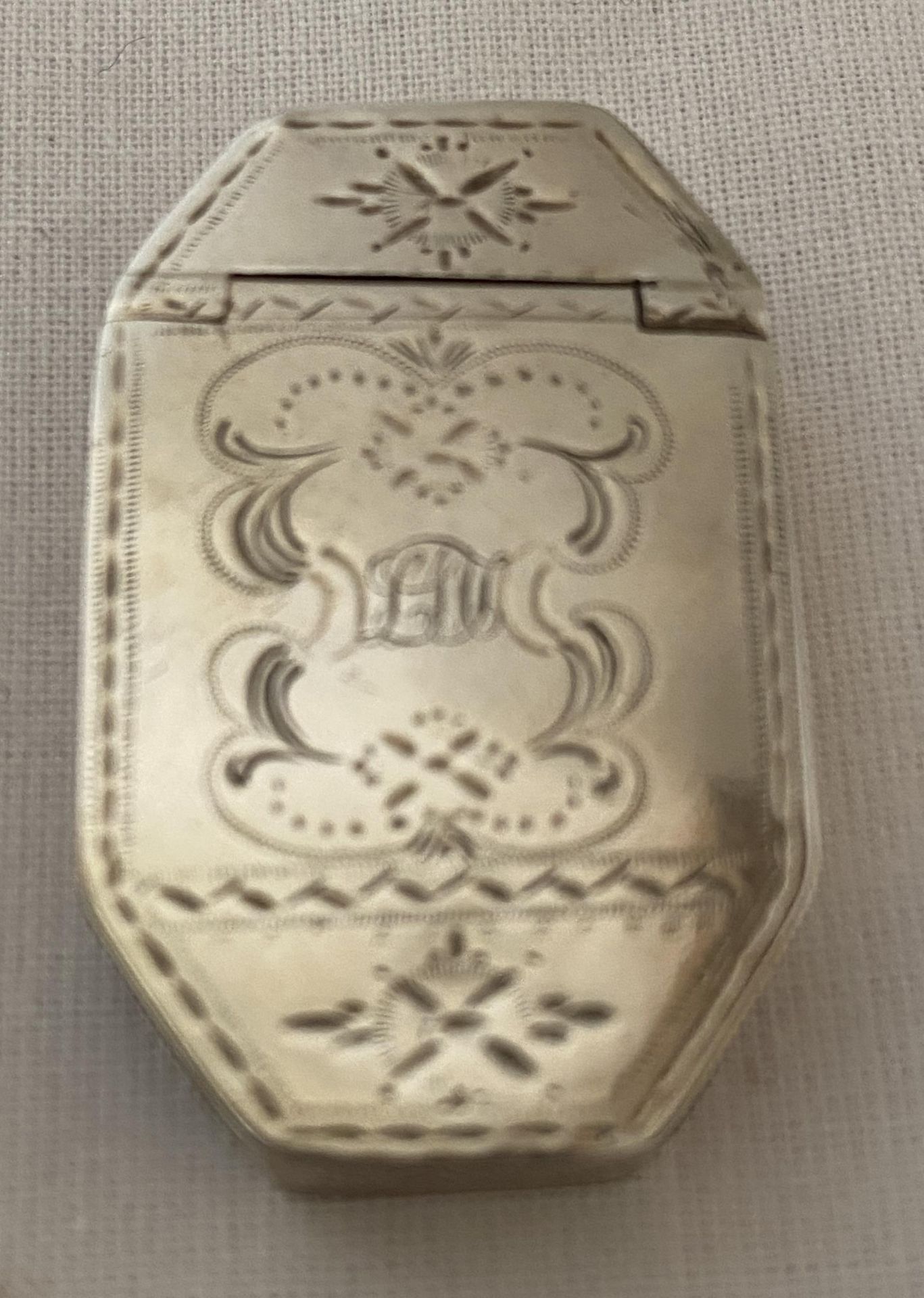 A GEORGE III HALLMARKED BIRMINGHAM SILVER SNUFF BOX, MAKER POSSIBLY SAMUEL PEMBERTON, DATE LETTER