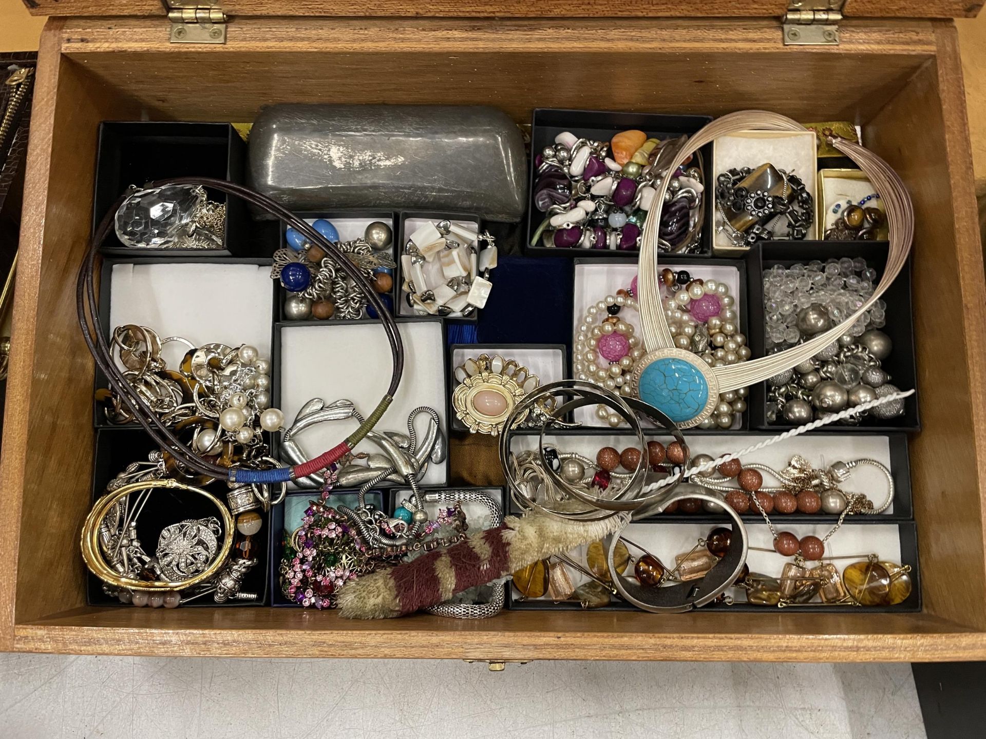 A TABLE TOP DISPLAY CABINET WITH ASSORTED COSTUME JEWELLERY ETC - Image 2 of 4