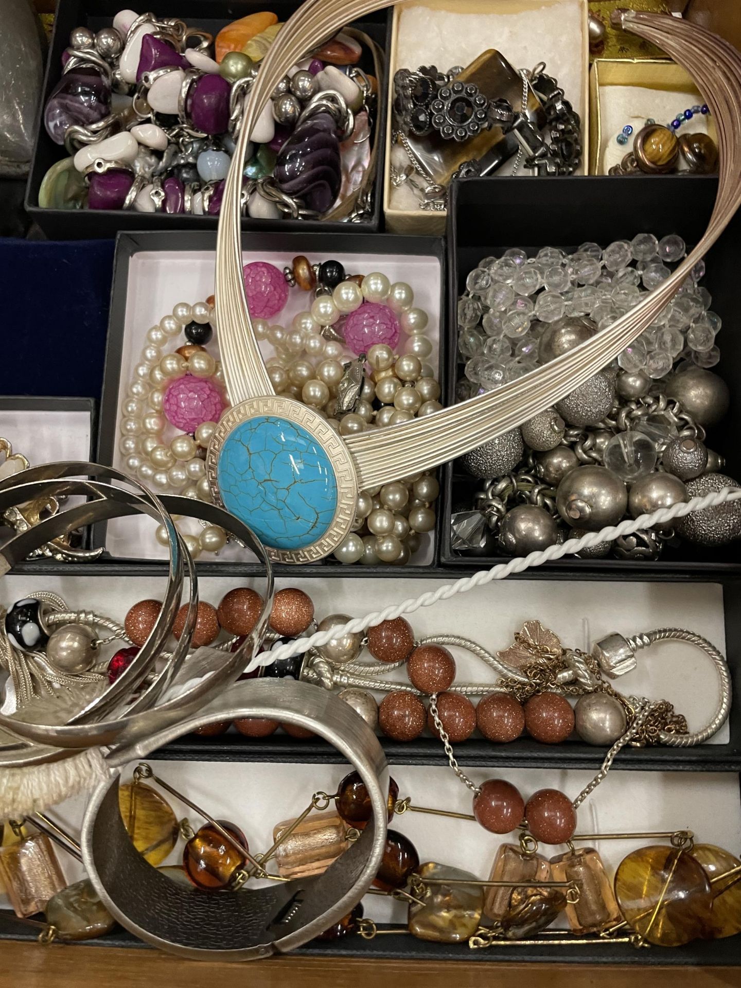 A TABLE TOP DISPLAY CABINET WITH ASSORTED COSTUME JEWELLERY ETC - Image 3 of 4