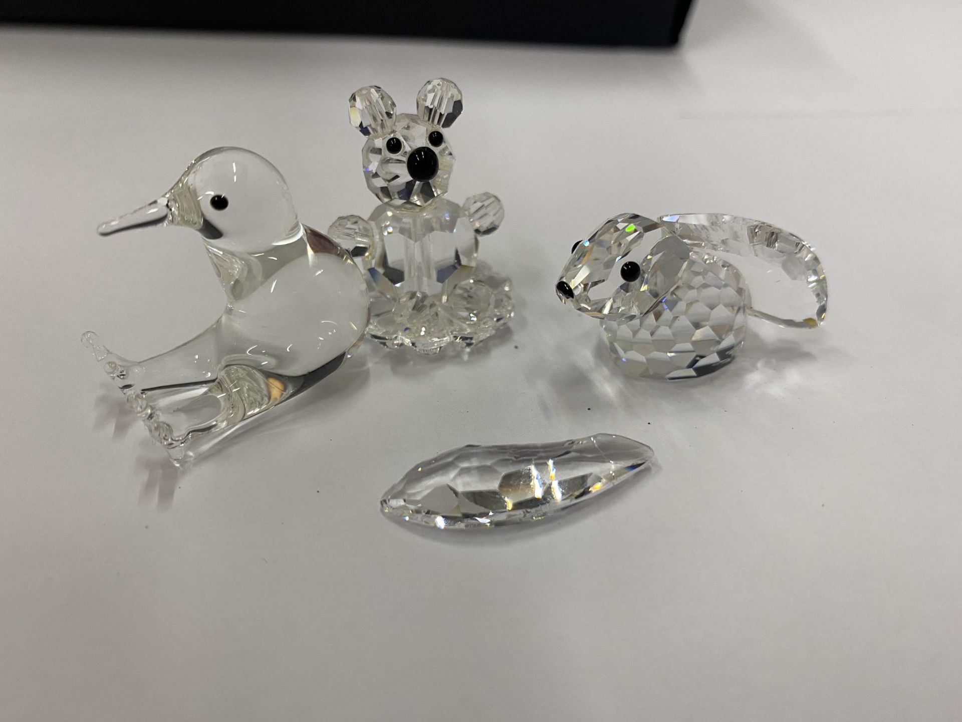 A COLLECTION OF SWAROVSKI AND CRYSTAL SMALL ORNAMENTS TO INCLUDE A DUCK, PENGUIN, TEDDY, RABBIT - Bild 3 aus 4