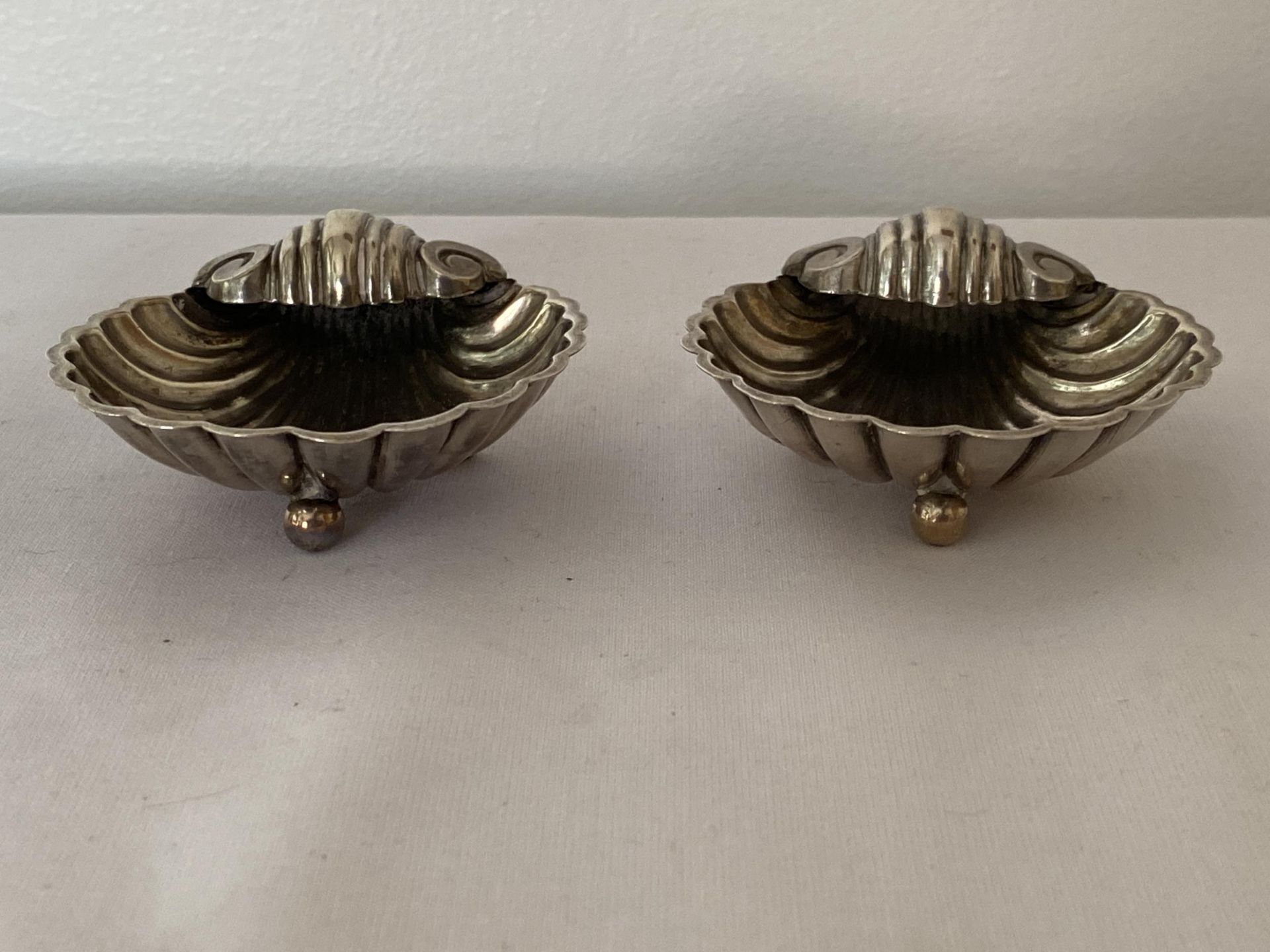 A PAIR OF EDWARD VII 1902 HALLMARKED BIRMINGHAM SILVER SHELL FORM OPEN SALTS, MAKER WILLIAM HENRY - Image 5 of 18