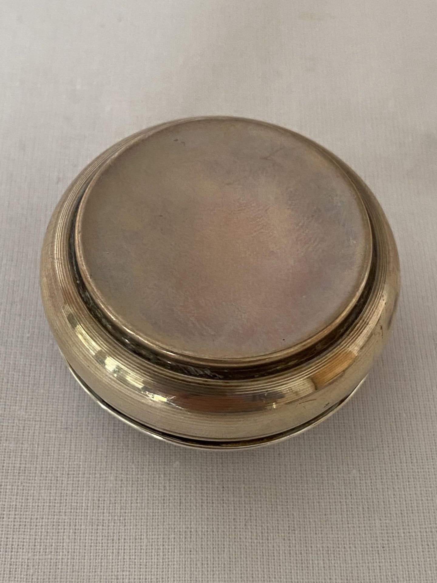 AN ELIZABETH II 1981 HALLMARKED BIRMINGHAM SILVER CIRCULAR PILL BOX WITH GILT INTERIOR, MAKER W I - Image 5 of 12