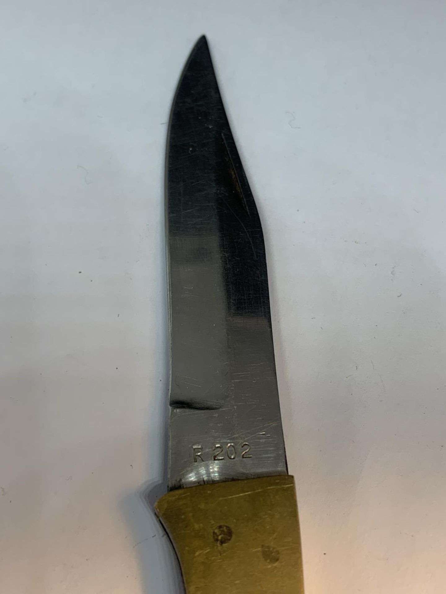 AN R202 BRASS AND STEEL MILITARY KNIFE - Image 2 of 3