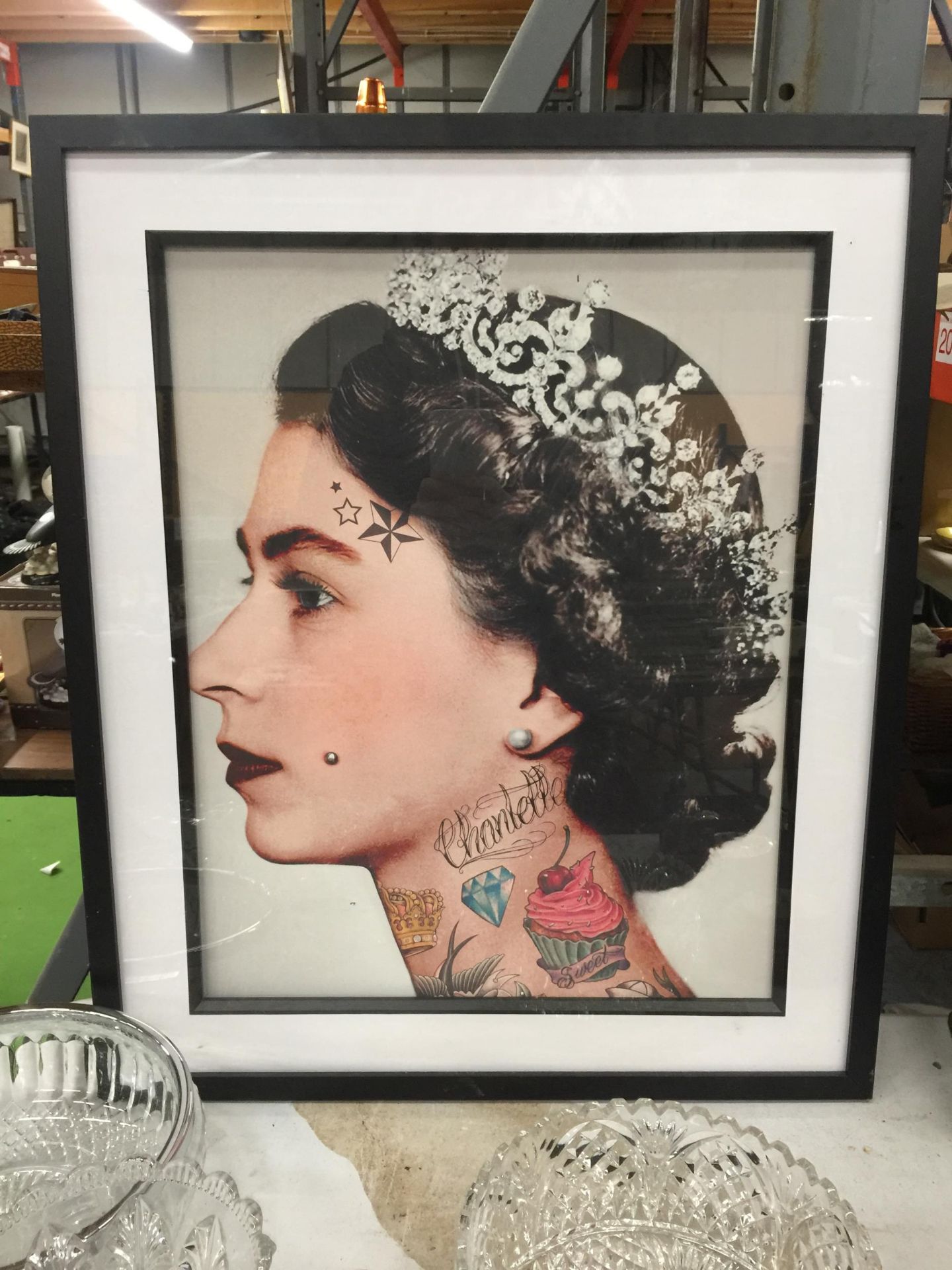 A LARGE FRAMED QUEEN ELIZABETH POP ART PICTURE, 25 X 21"