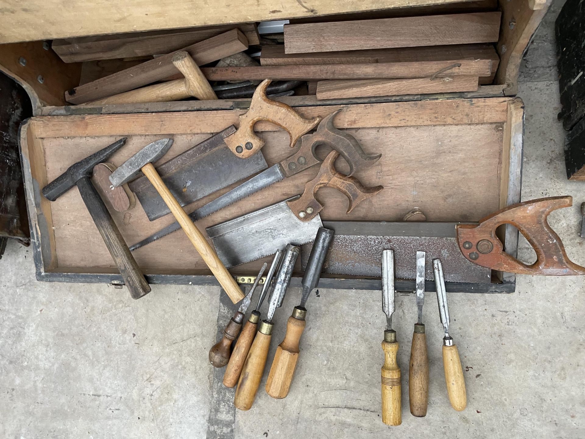 A VINTAGE WOODEN JOINERS CHEST WITH AN ASSORTMENT OF TOOLS TO INCLUDE LATHE CHISELS, SAWS AND - Image 2 of 3