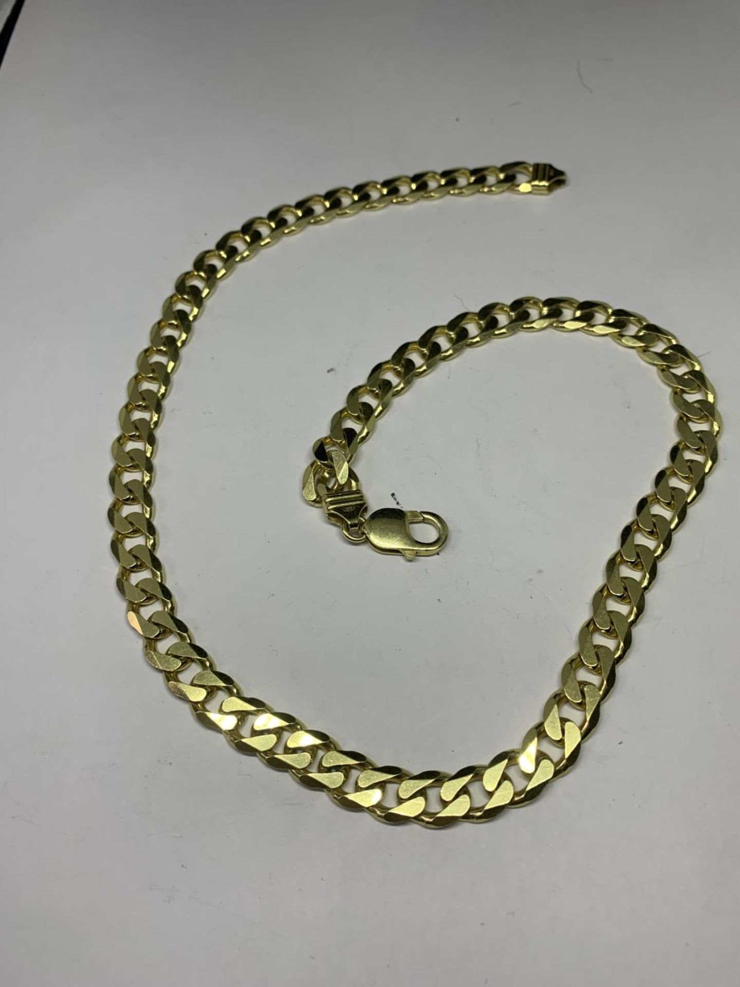 A HEAVY MARKED SILVER GILT NECKLACE LENGTH 51 CM WEIGHT 64.5 GRAMS