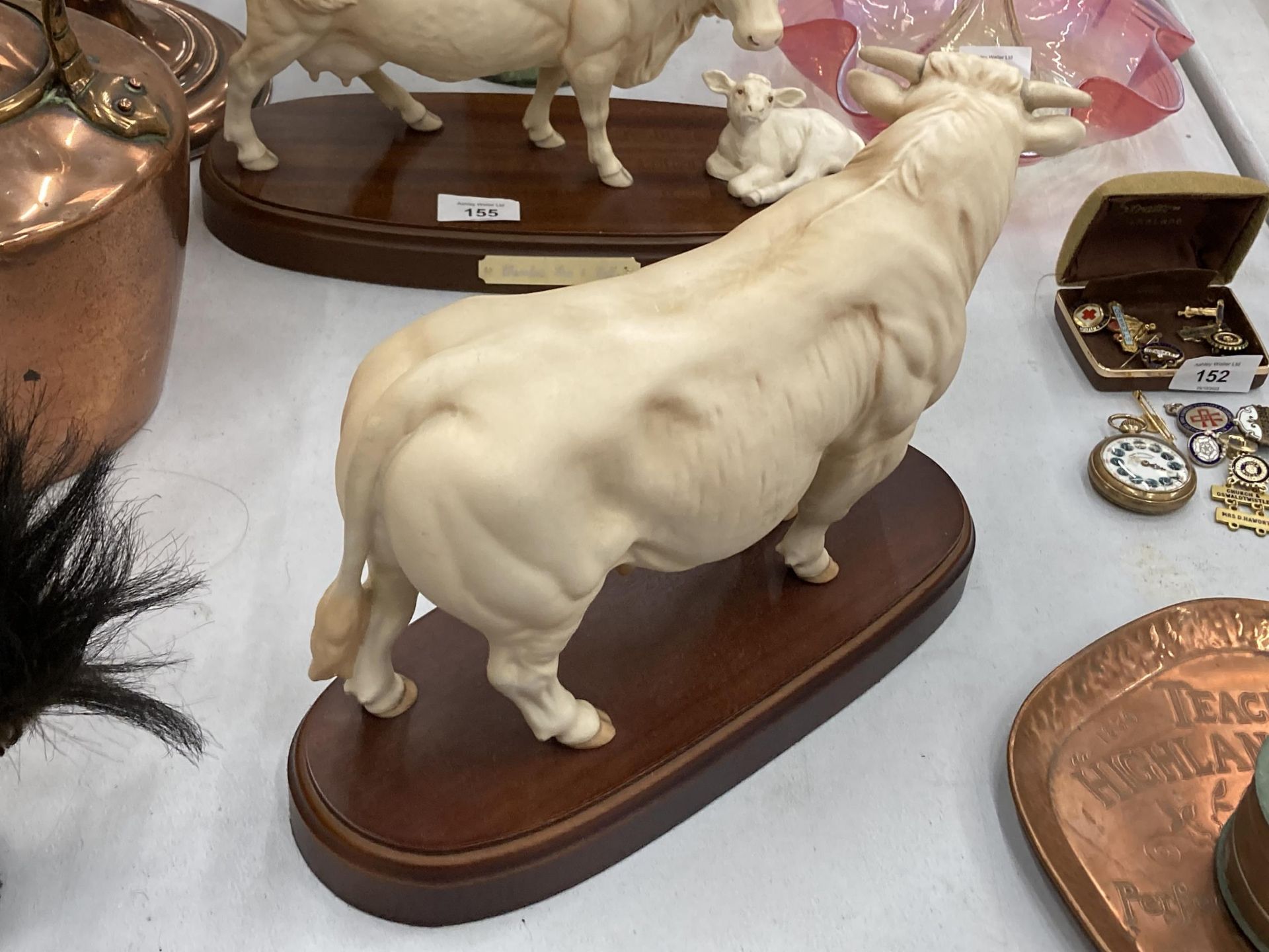 A ROYAL DOULTON CONNOISSEUR COLLECTION CHAROLAIS BULL ON A WOODEN PLINTH - Image 3 of 4
