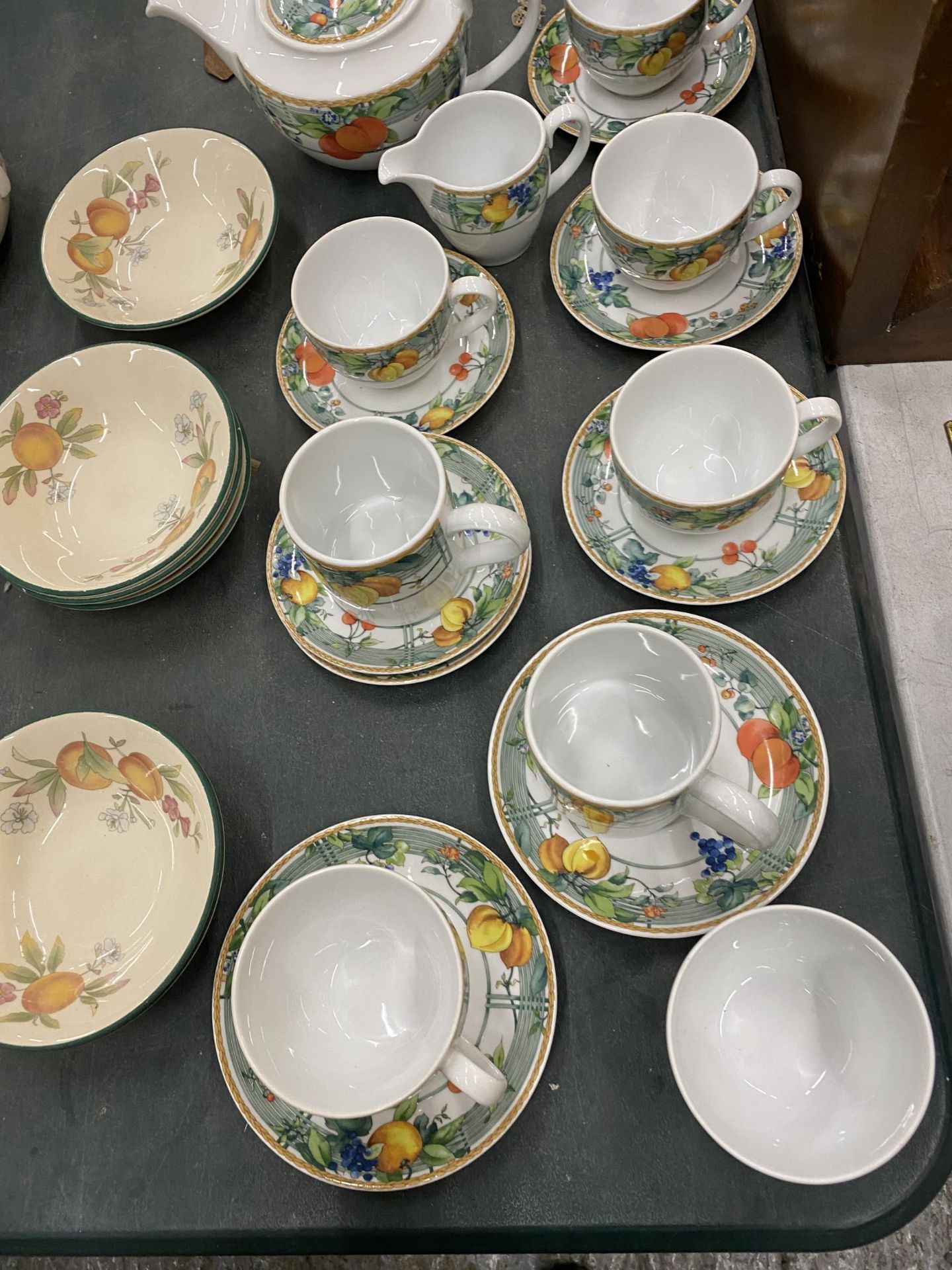 A QUANTITY OF CERAMIC DINNERWARE ITEMS TO INCLUDE PORTMEIRION 'POMONA' SERVING DISHES AND A FLAN - Image 2 of 3