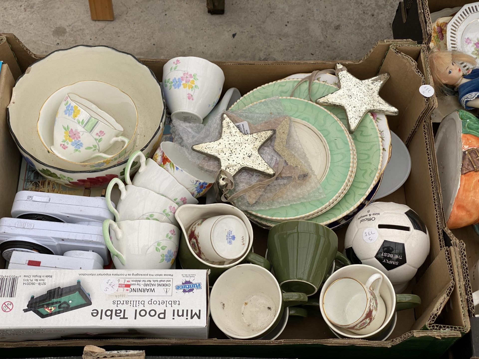 AN ASSORTMENT OF HOSUEHOLD CLEARANCE ITEMS TO INCLUDE CERAMICS AND GLASSWARE ETC - Image 4 of 6