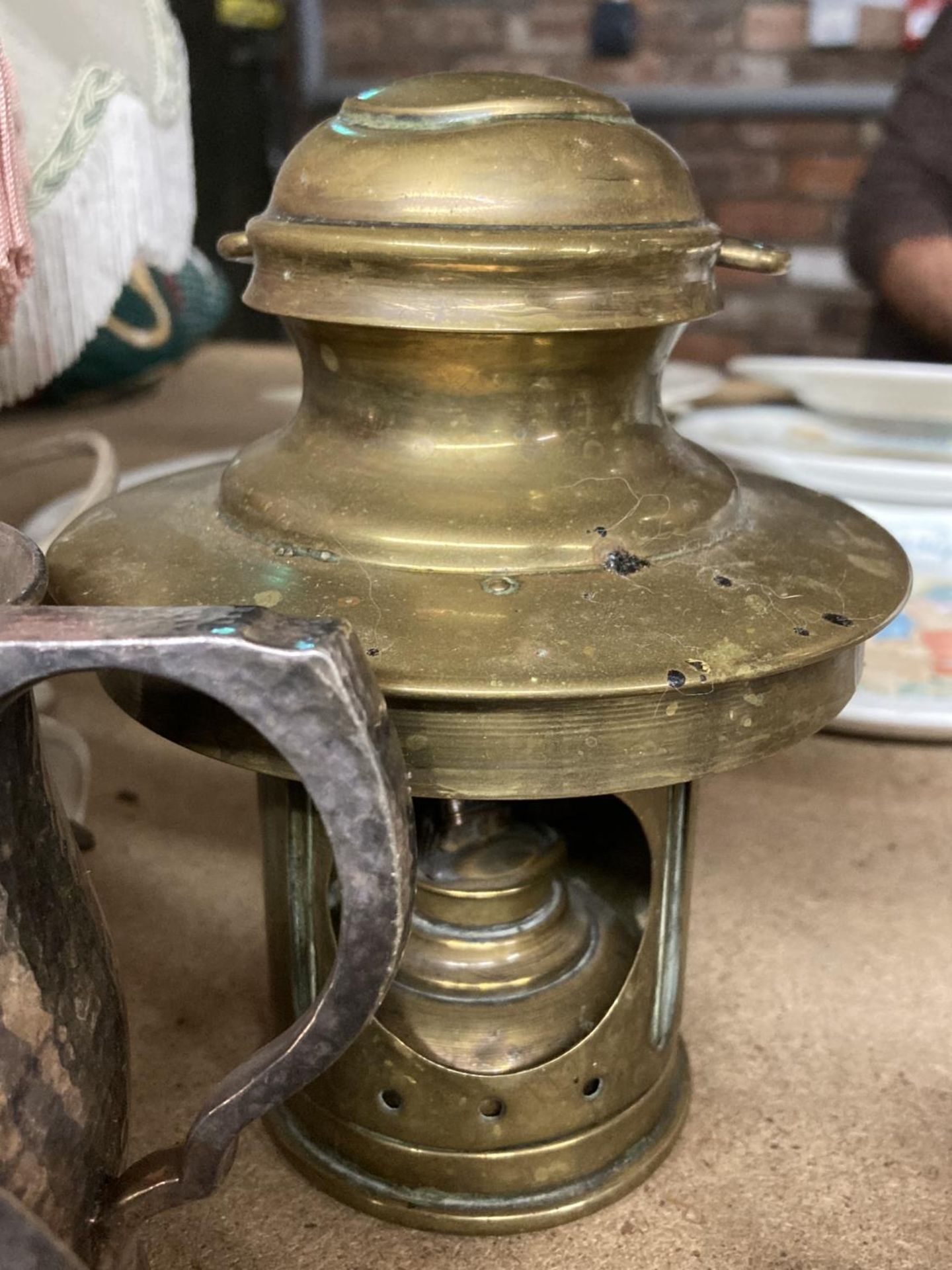 A QUANTITY OF VINTAGE BRASSWARE TO INCLUDE A SMALL TRAY WITH A GIRL AND A LAMB, OIL LAMP, - Image 4 of 4