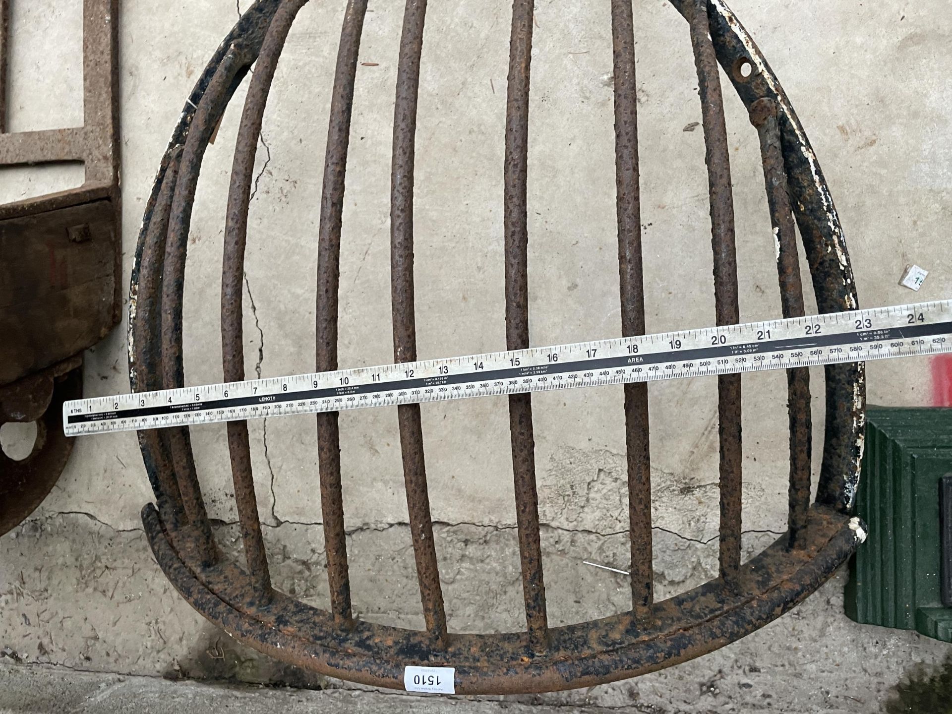 A VINTAGE CAST IRON CORNER HAYRACK - Image 2 of 3