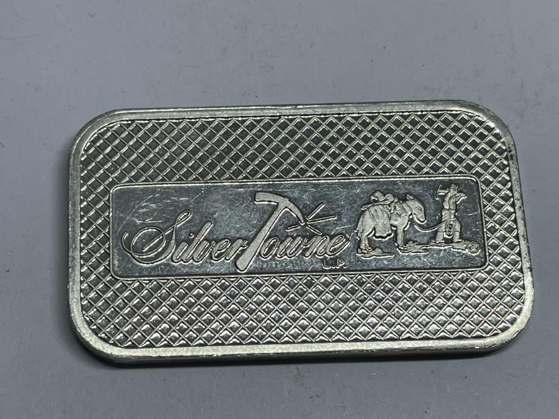 A SILVER TOWNE ONE OUNCE .999 FINE SILVER INGOT - Bild 2 aus 2