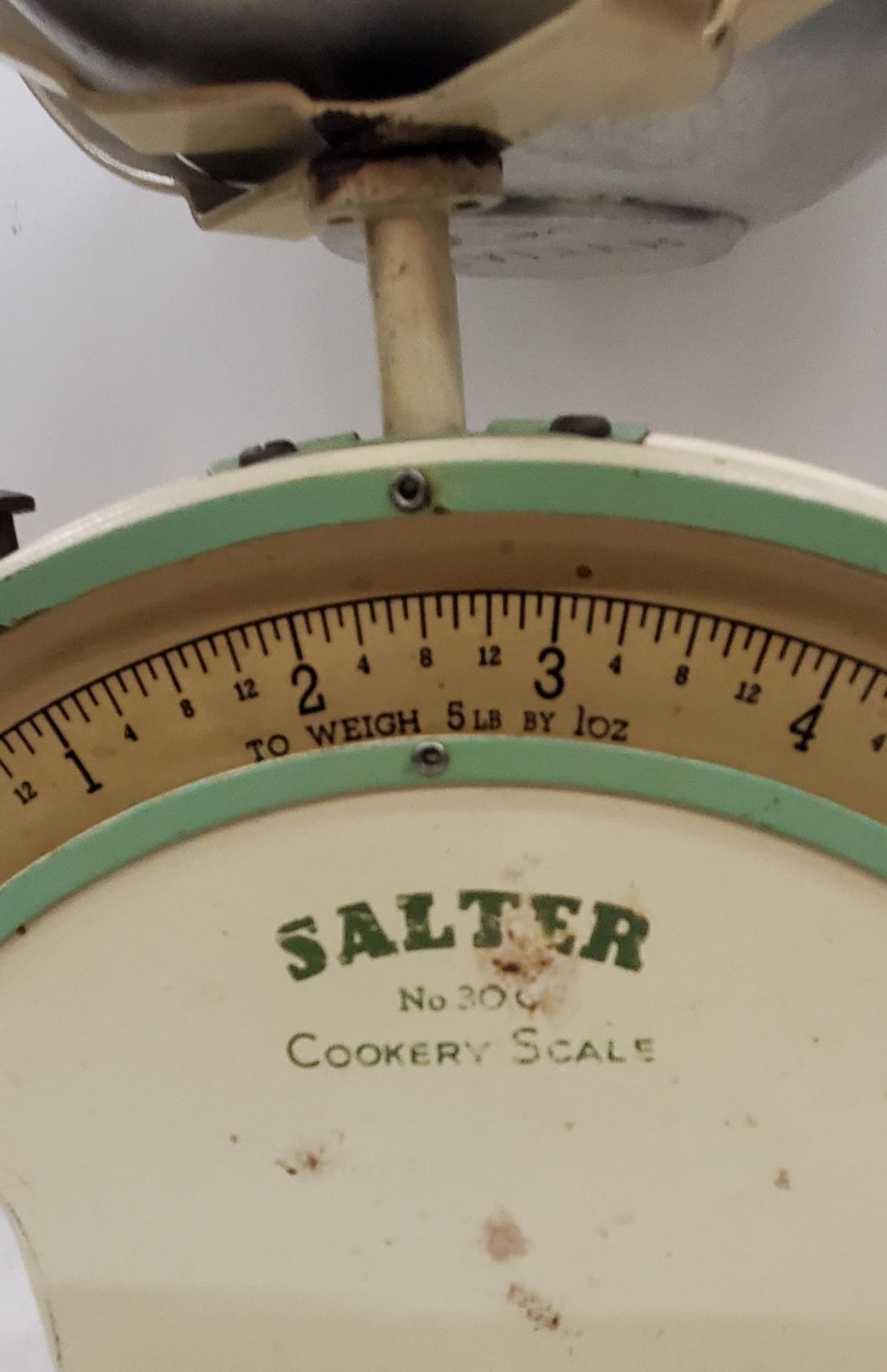 A SET OF VINTAGE NO 300 SALTER SCALES - Image 2 of 2
