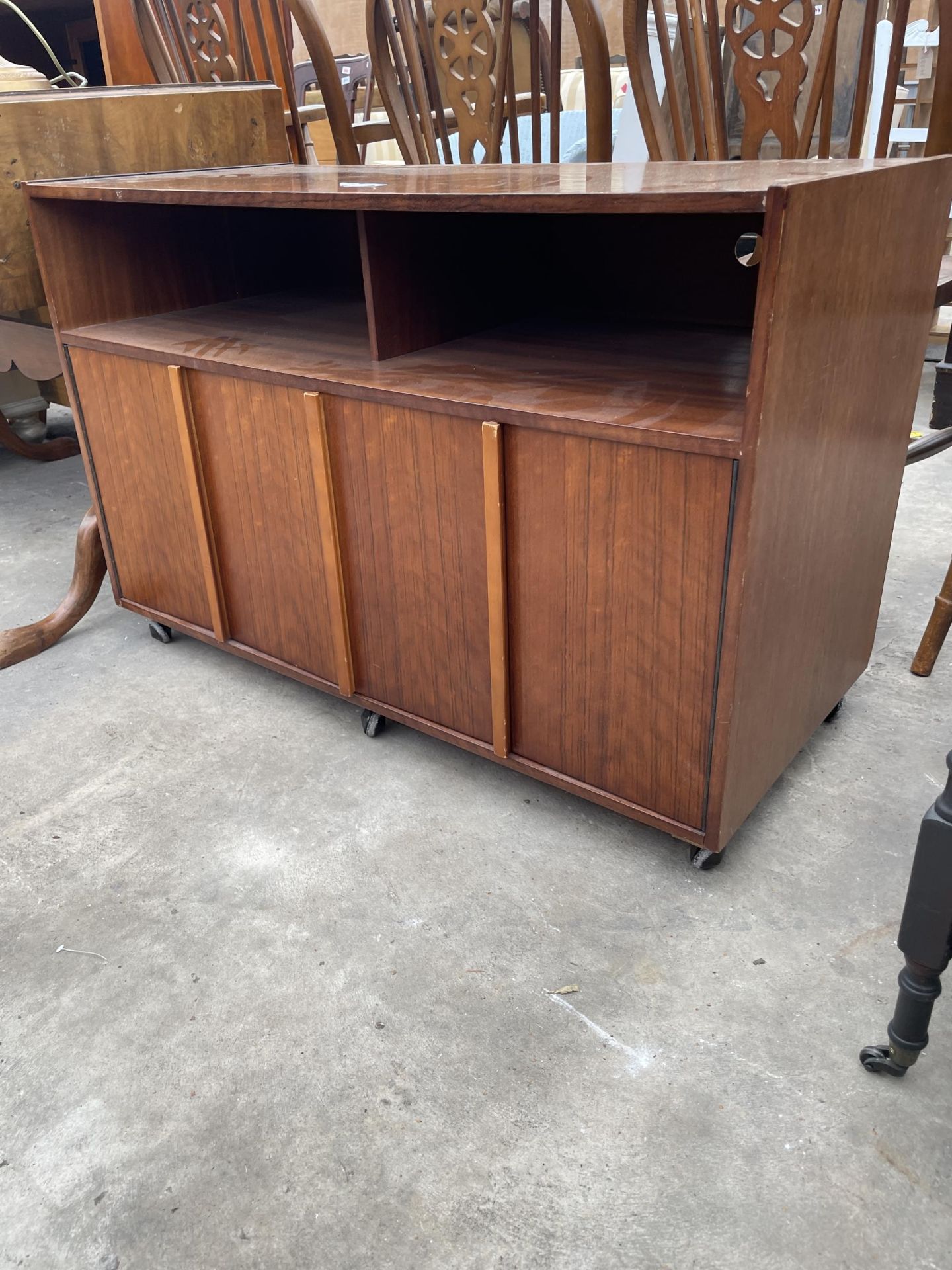 A RETRO TEAK CABINET WITH PAIR OF BI-FOLD DOORS TO THE BASE, 36" WIDE - Image 3 of 3