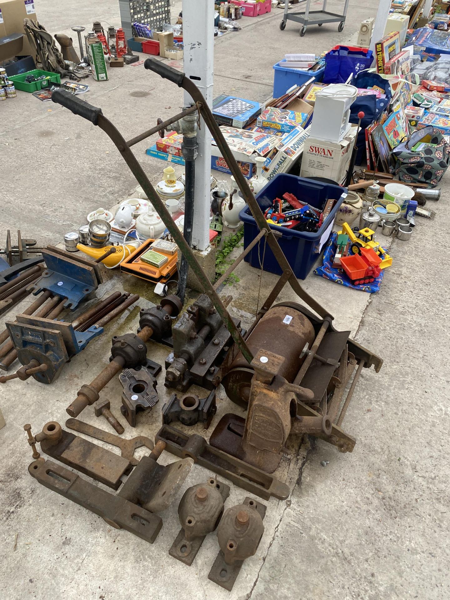 AN ASSORTMENT OF VINTAGE ITEMS TO INCLUDE A LAWN MOWER, A BOTTLE JACK AND BRACKETS ETC