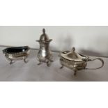 AN ELIZABETH II 1963 HALLMARKED BIRMINGHAM SILVER THREE PIECE CONDIMENT SET, MAKER J B