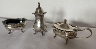 AN ELIZABETH II 1963 HALLMARKED BIRMINGHAM SILVER THREE PIECE CONDIMENT SET, MAKER J B