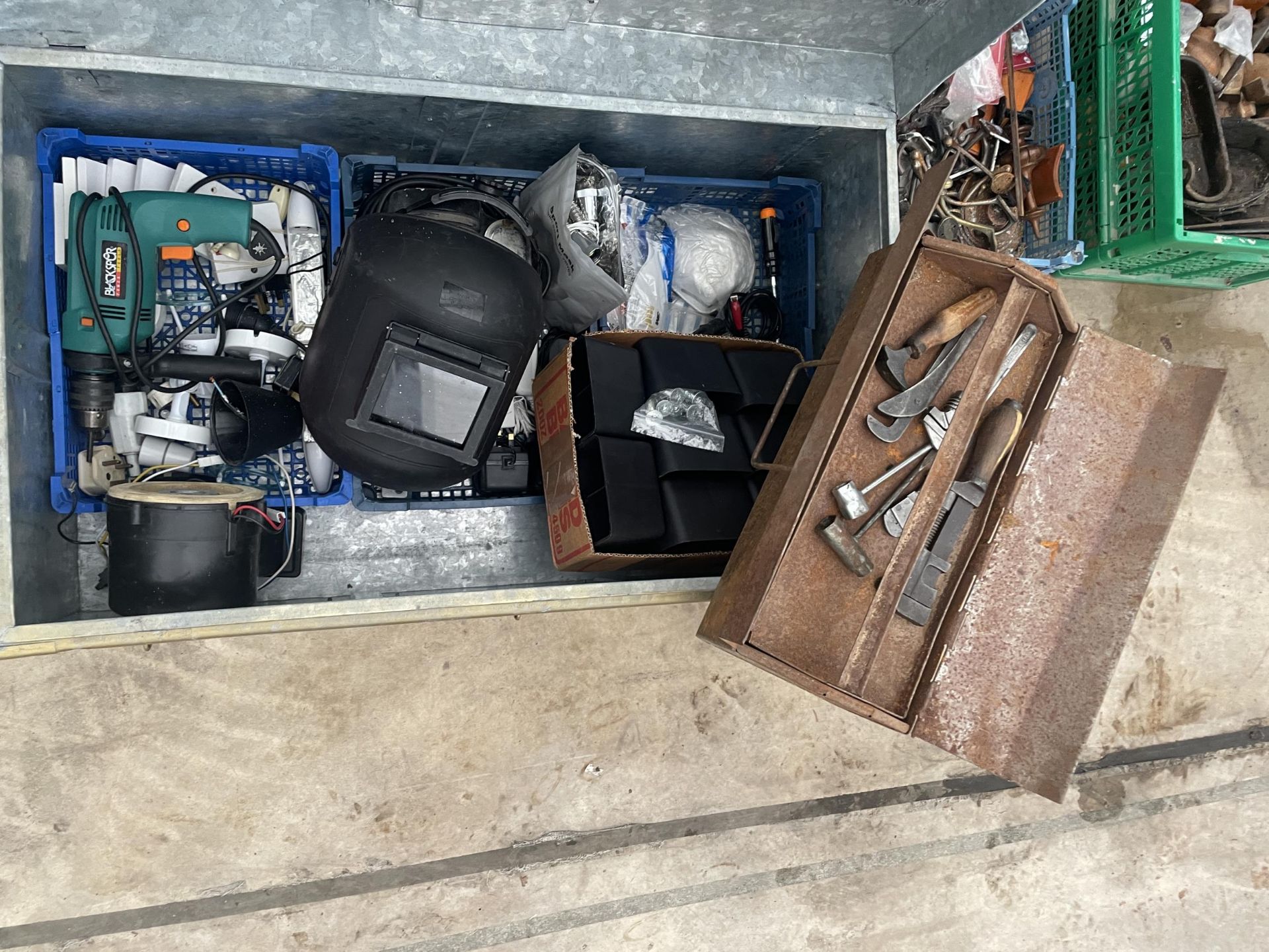 A LARGE GALVANISED STORAGE TRUNK AND A FOUR WHEELED WORKSHOP TROLLEY - Image 3 of 6