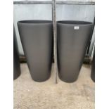 A PAIR OF MODERN LECHUZA FIBRE GLASS INDOOR/OUTDOOR PLANTERS (H:75CM)