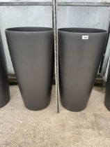 A PAIR OF MODERN LECHUZA FIBRE GLASS INDOOR/OUTDOOR PLANTERS (H:75CM)