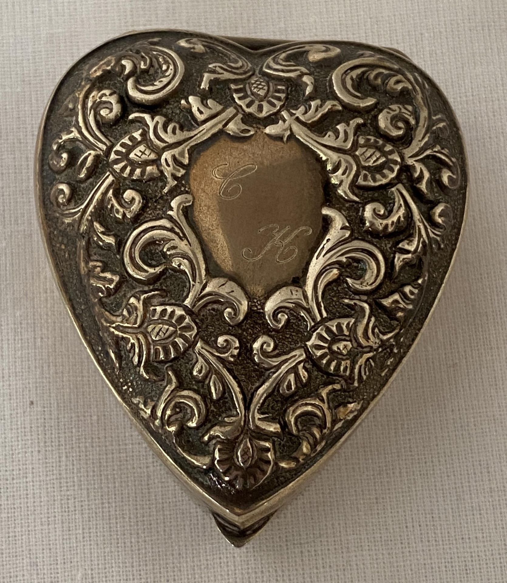 A VICTORIAN 1894 HALLMARKED BIRMINGHAM HEART SHAPED PILL BOX, MAKER LEVI & SALAMAN, GROSS WEIGHT - Image 3 of 12