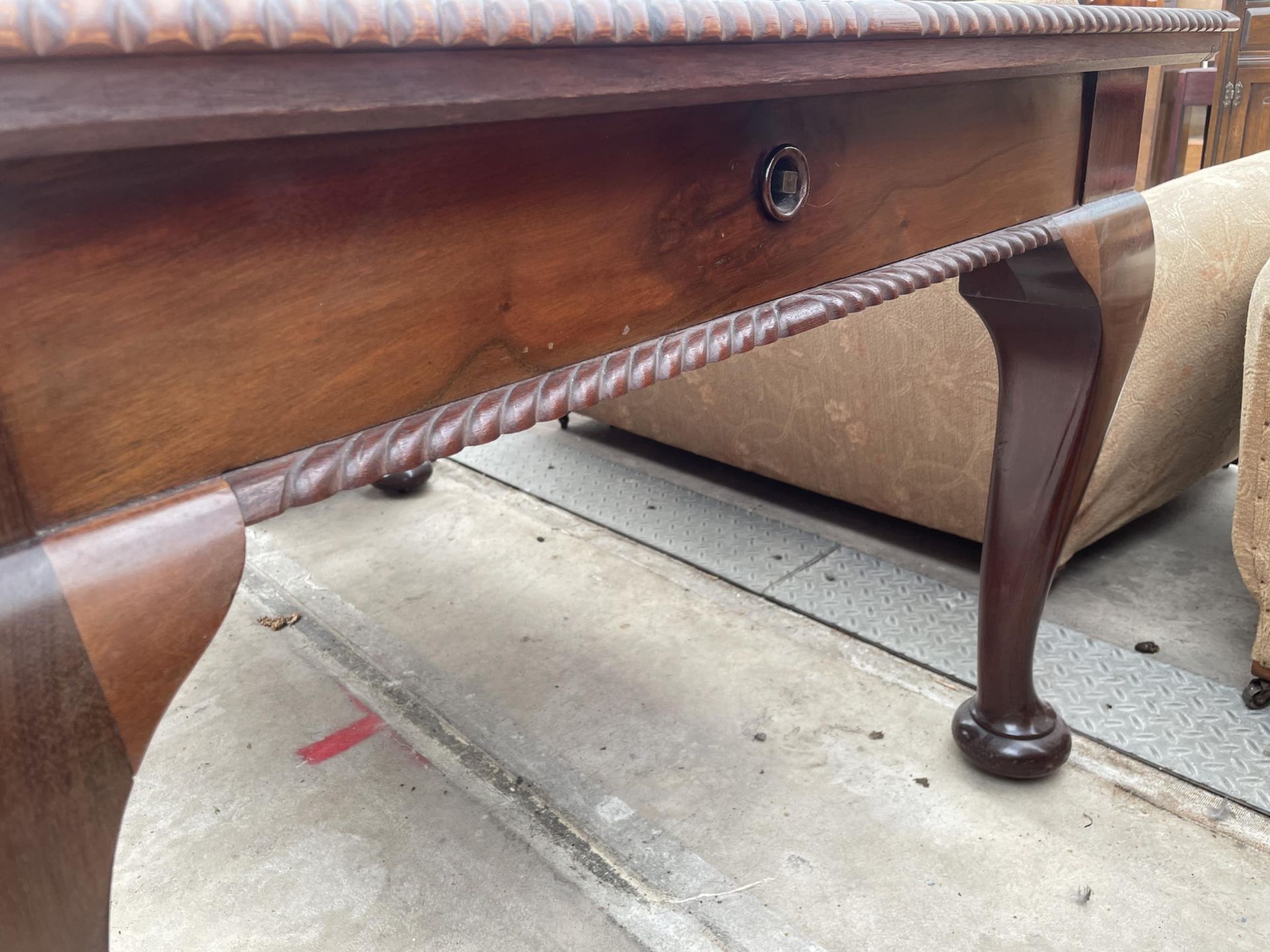 AN EARLY 20TH CENTURY MAHOGANY WIND-OUT DINING TABLE ON CABRIOLE LEGS, WITH ROPE EDGE, 57 X 41" ( - Image 6 of 7