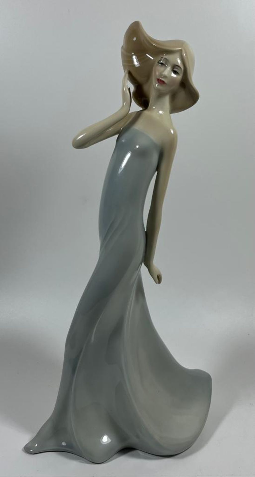 A ROYAL DOULTON REFLECTIONS 'WINDSWEPT' LADY FIGURE, HEIGHT 31CM