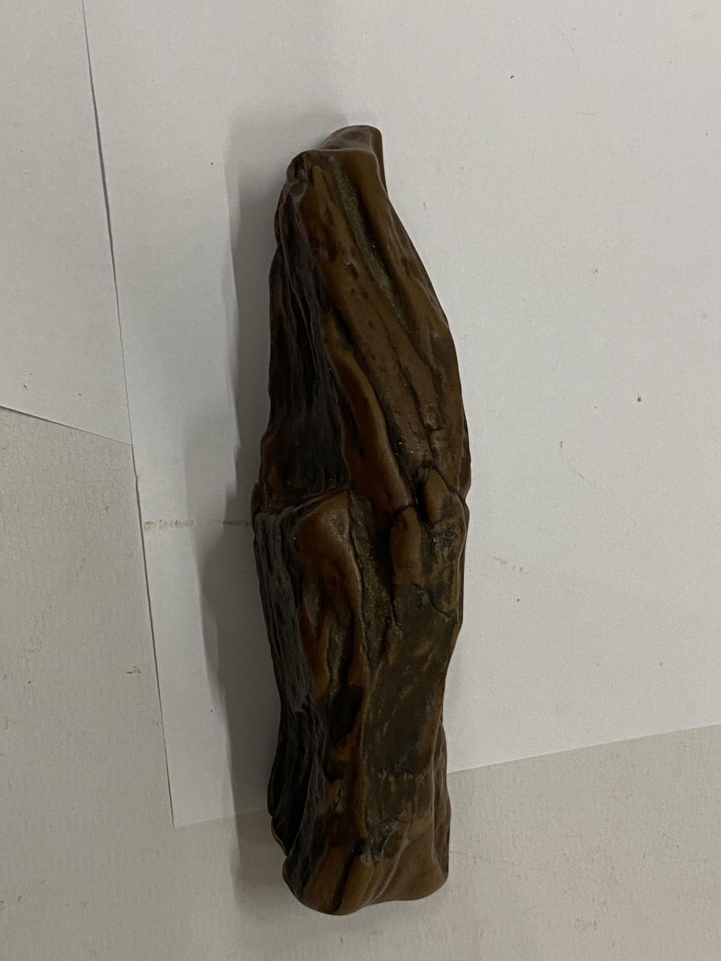 A VINTAGE PIECE OF PETRIFIED WOOD, LENGTH 13CM - Image 2 of 2