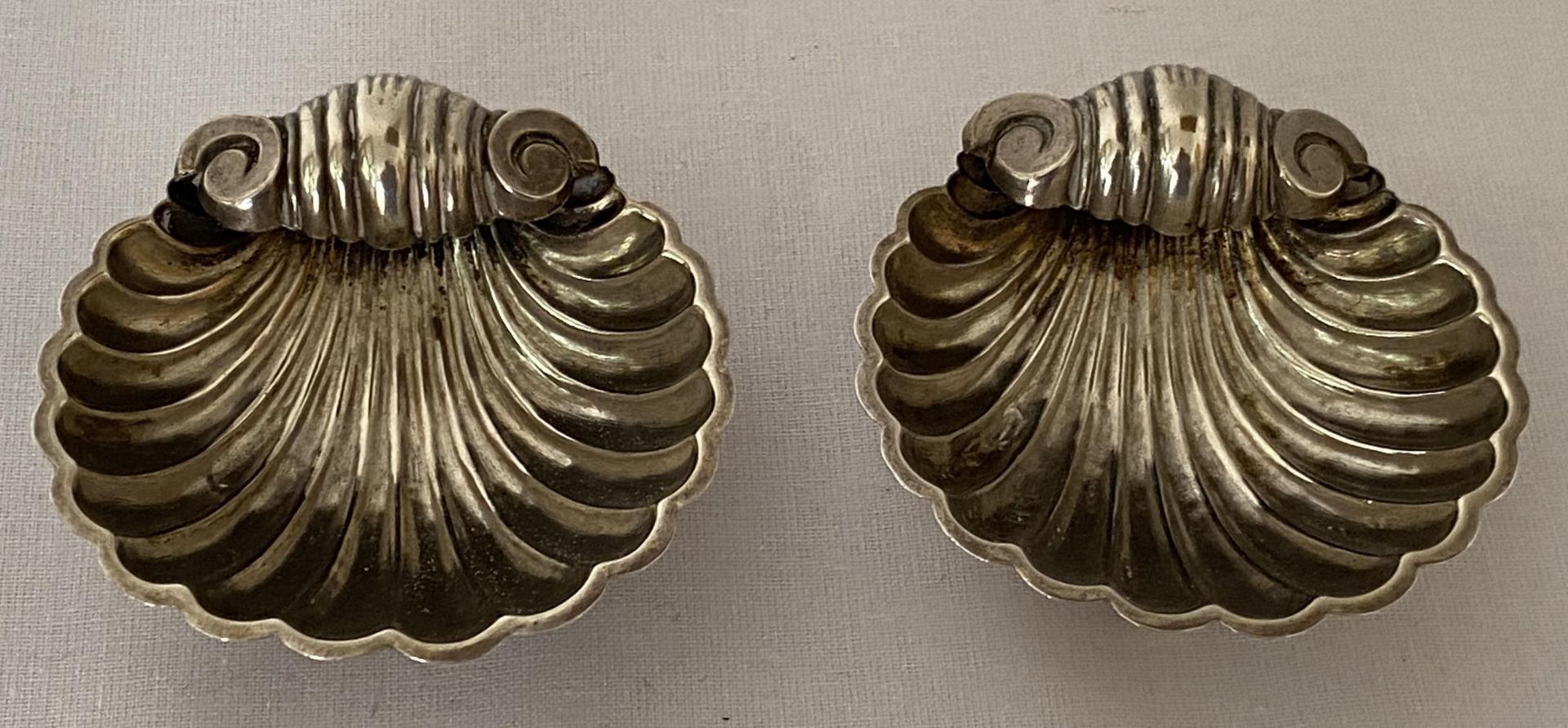 A PAIR OF EDWARD VII 1902 HALLMARKED BIRMINGHAM SILVER SHELL FORM OPEN SALTS, MAKER WILLIAM HENRY - Image 3 of 18