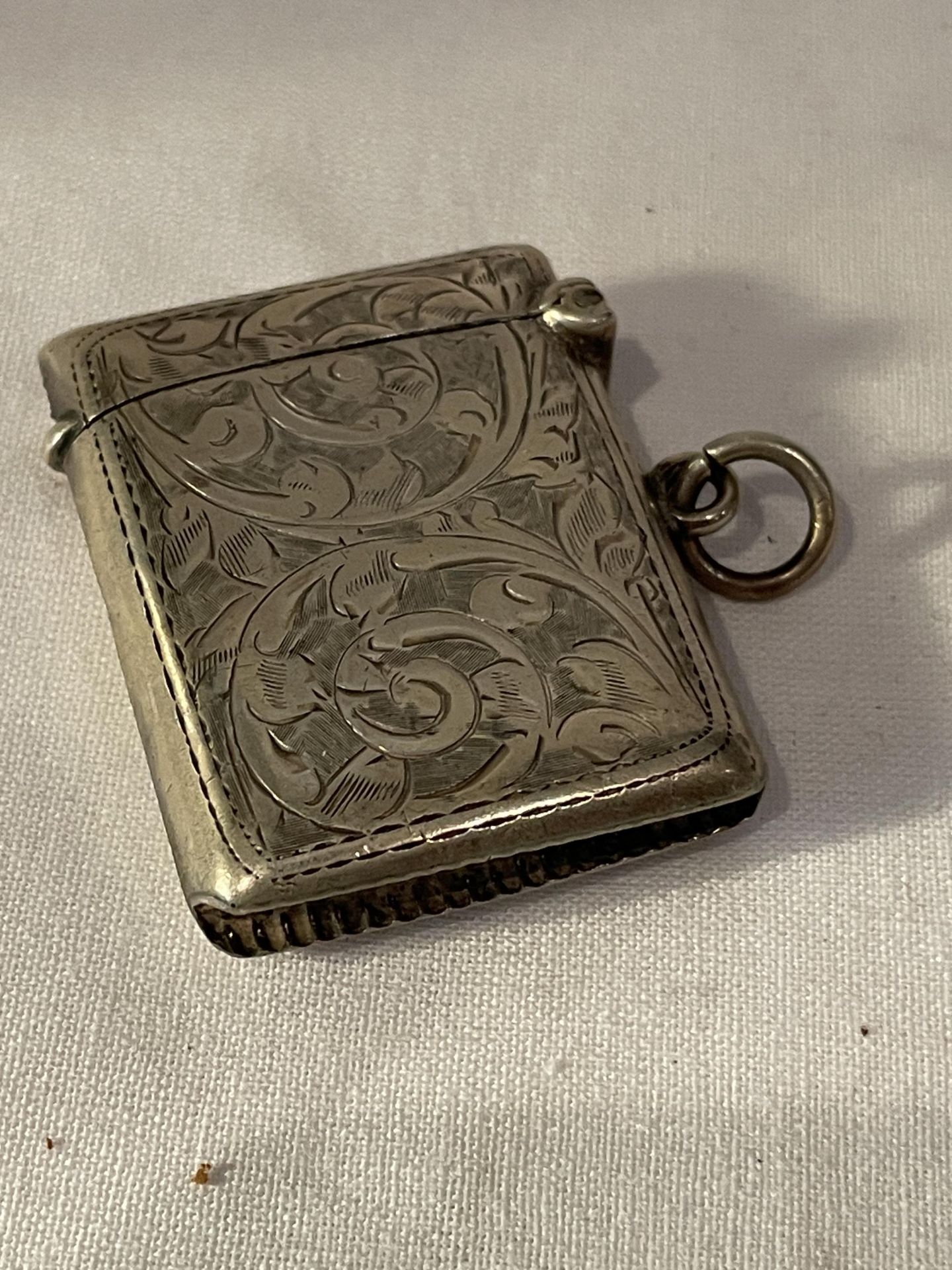 A GEORGE V 1919 HALLMARKED BIRMINGHAM SILVER DECORATIVE VESTA CASE, MAKER JOSEPH GLOSTER, GROSS - Image 6 of 9