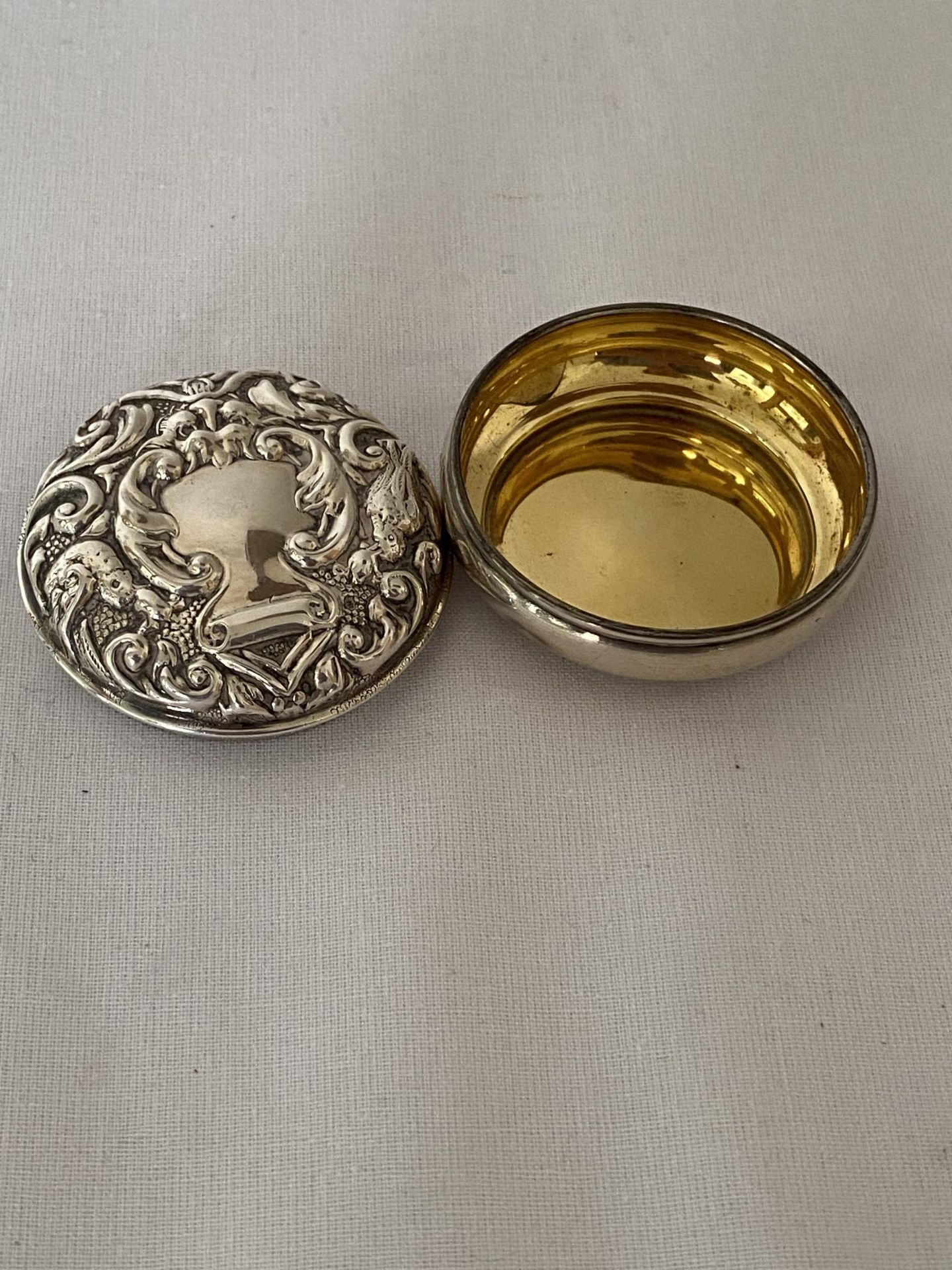 AN ELIZABETH II 1981 HALLMARKED BIRMINGHAM SILVER CIRCULAR PILL BOX WITH GILT INTERIOR, MAKER W I - Image 9 of 12