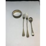 FOUR HALLMARKED SILVR ITEMS TO INCLUDE A NAPKIN RING, TWO PICKLE FORKS AND A MUSTARD SPOON