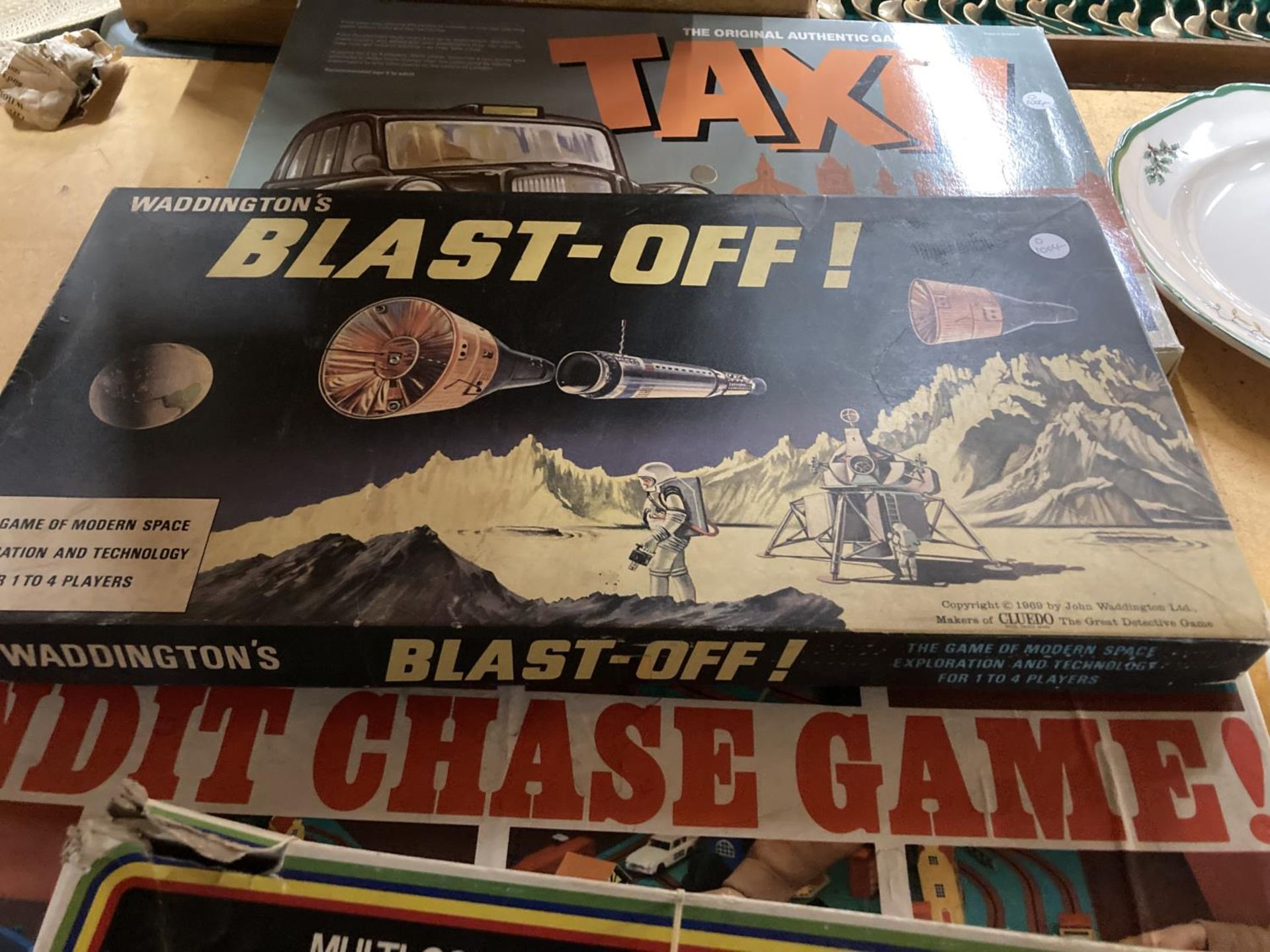 FOUR VINTAGE BOARD GAMES TO INCLUDE 'BANDIT CHASE GAME', MULTI-COLOURED SWAP SHOP, WADDINGTON'S - Image 3 of 3