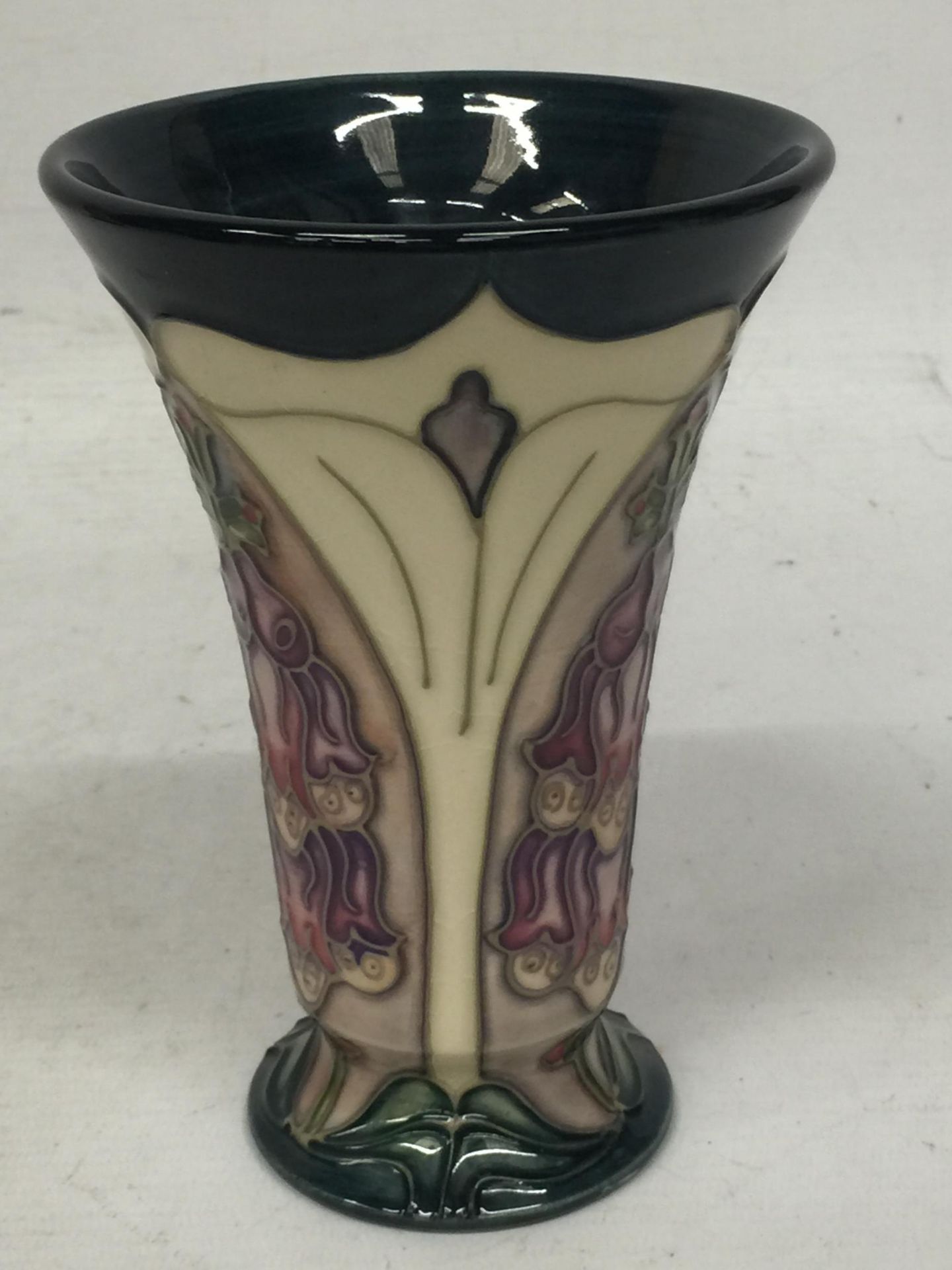 A MOORCROFT 'FOXGLOVE' PATTERN FLORAL VASE - Image 2 of 4