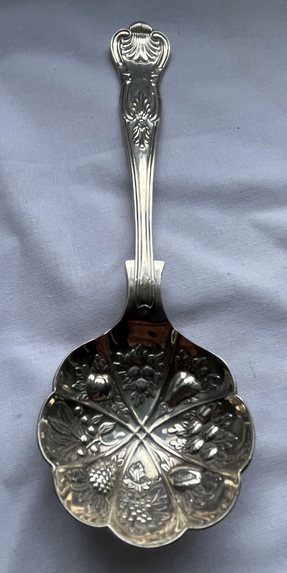 AN ELIZABETH II 1992 HALLMARKED SHEFFIELD SILVER SPOON WITH FRUIT DESIGN, MAKER CARR'S OF - Image 3 of 12