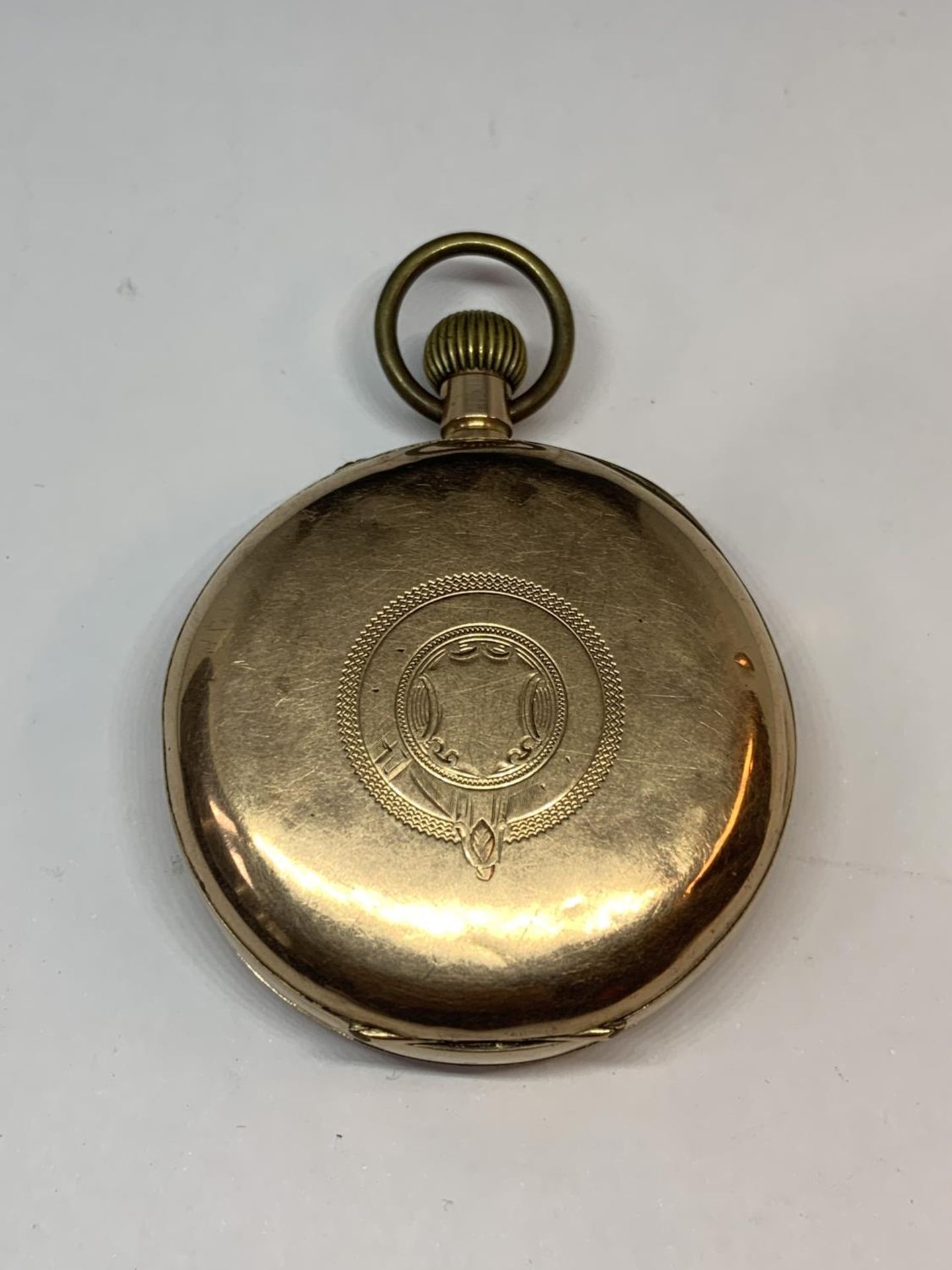 A GENTLEMANS 9CT GOLD OPEN FACED POCKET WATCH GROSS WEIGHT 90.38 GRAMS WITH LEVER ESCAPEMENT AND A - Image 2 of 4