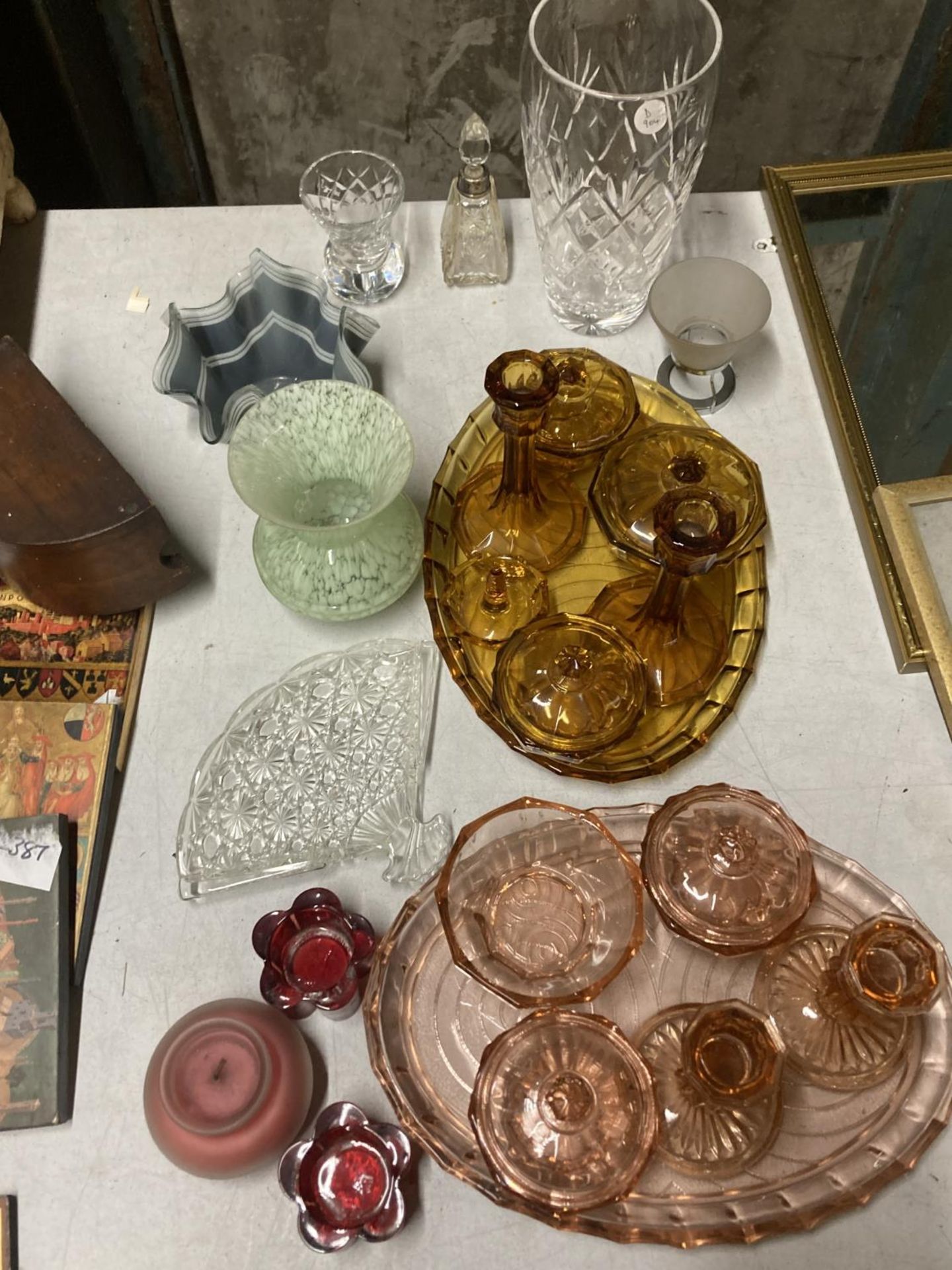 A QUANTITY OF GLASSWARE TO INCLUDE AN AMBER COLOURED DRESSING TABLE SET, VASE, HANKERCHIEF VASE,