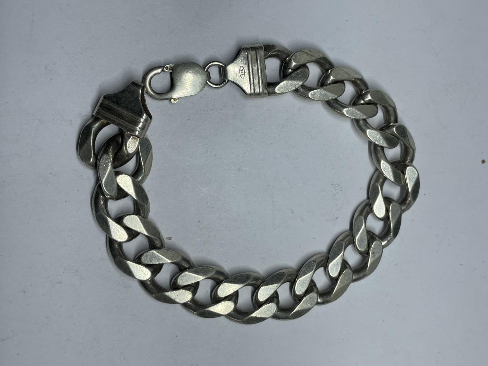 A HEAVY MARKED SILVER FLAT LINK BRACELET LENGTH 22 CM WEIGHT 56.6 GRAMS